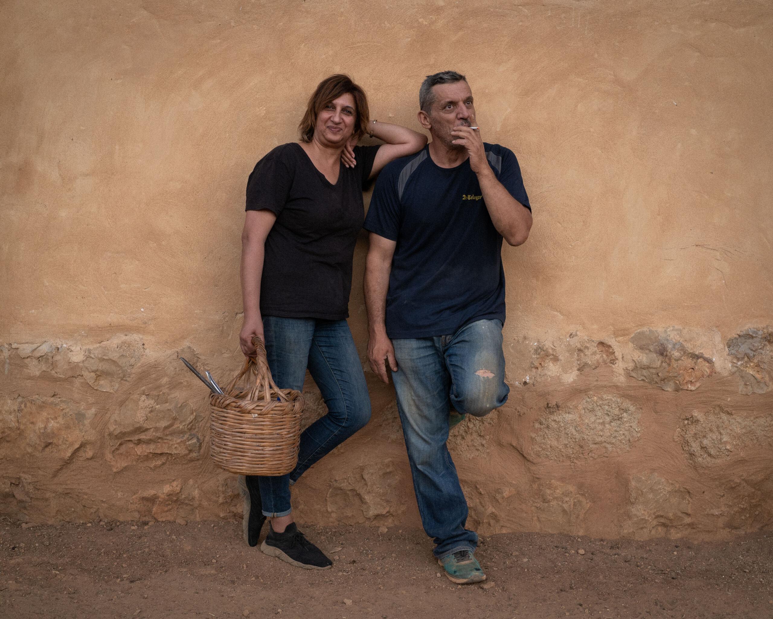 Mężczyzna i kobieta w dżinsach oparci o ścianę