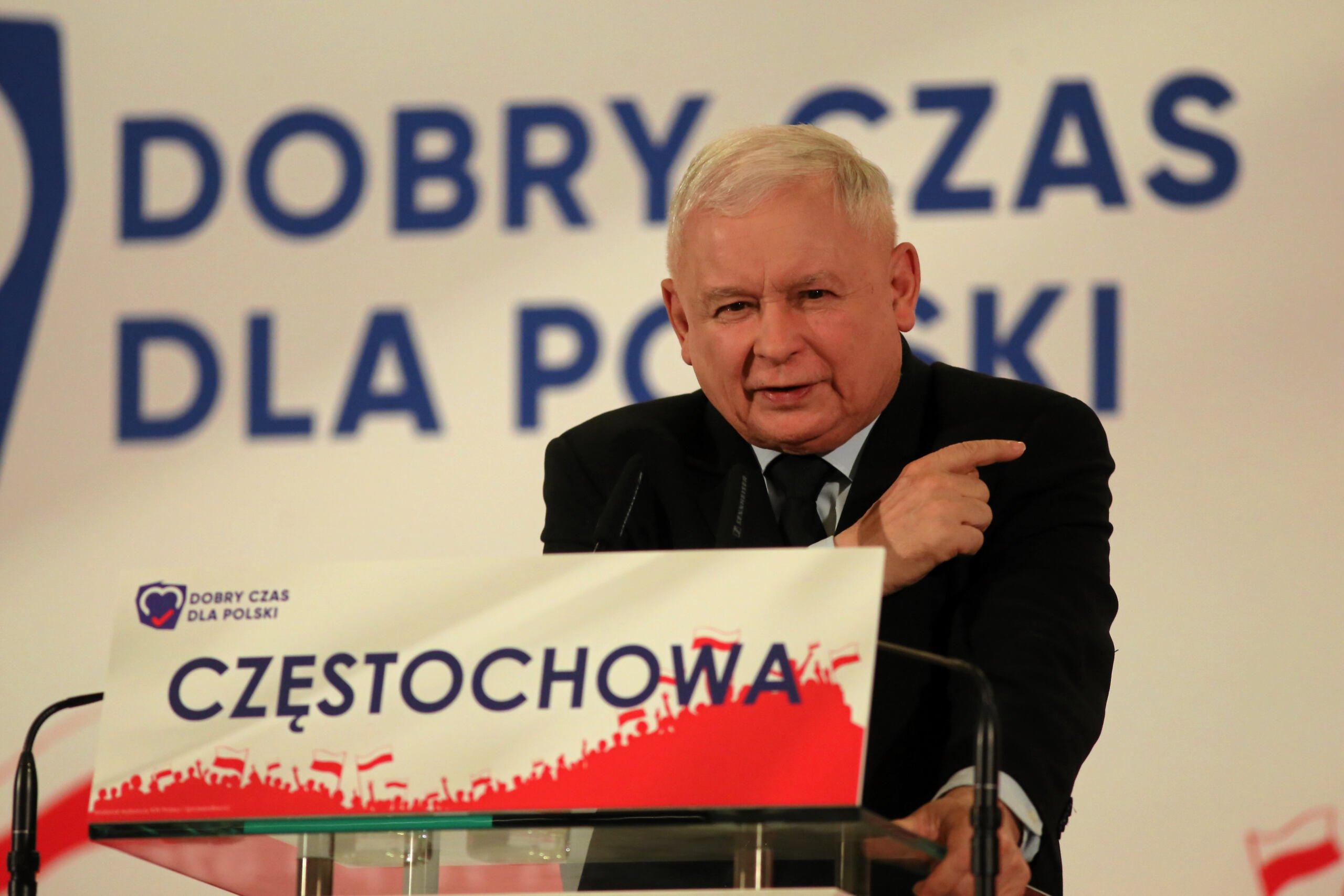 Jarosław Kaczyński przemawia na trybunie