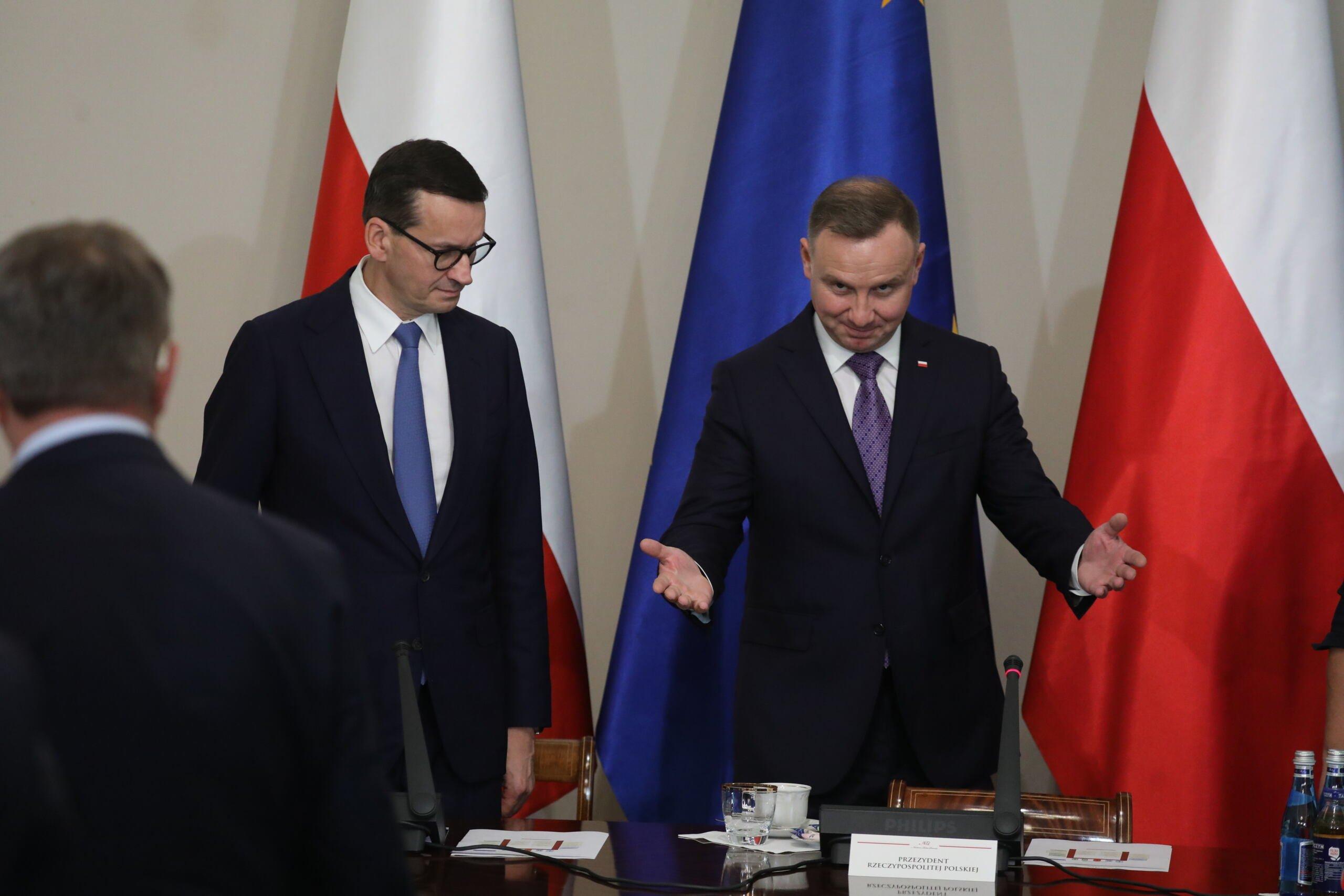 Morawiecki i Duda na tle flag Polski i UE
