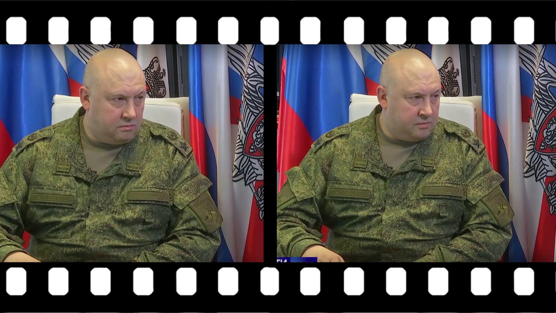 Dwa zdjęcie tegiego lysego wojskowego, który mówi nie zmieniając mimiki