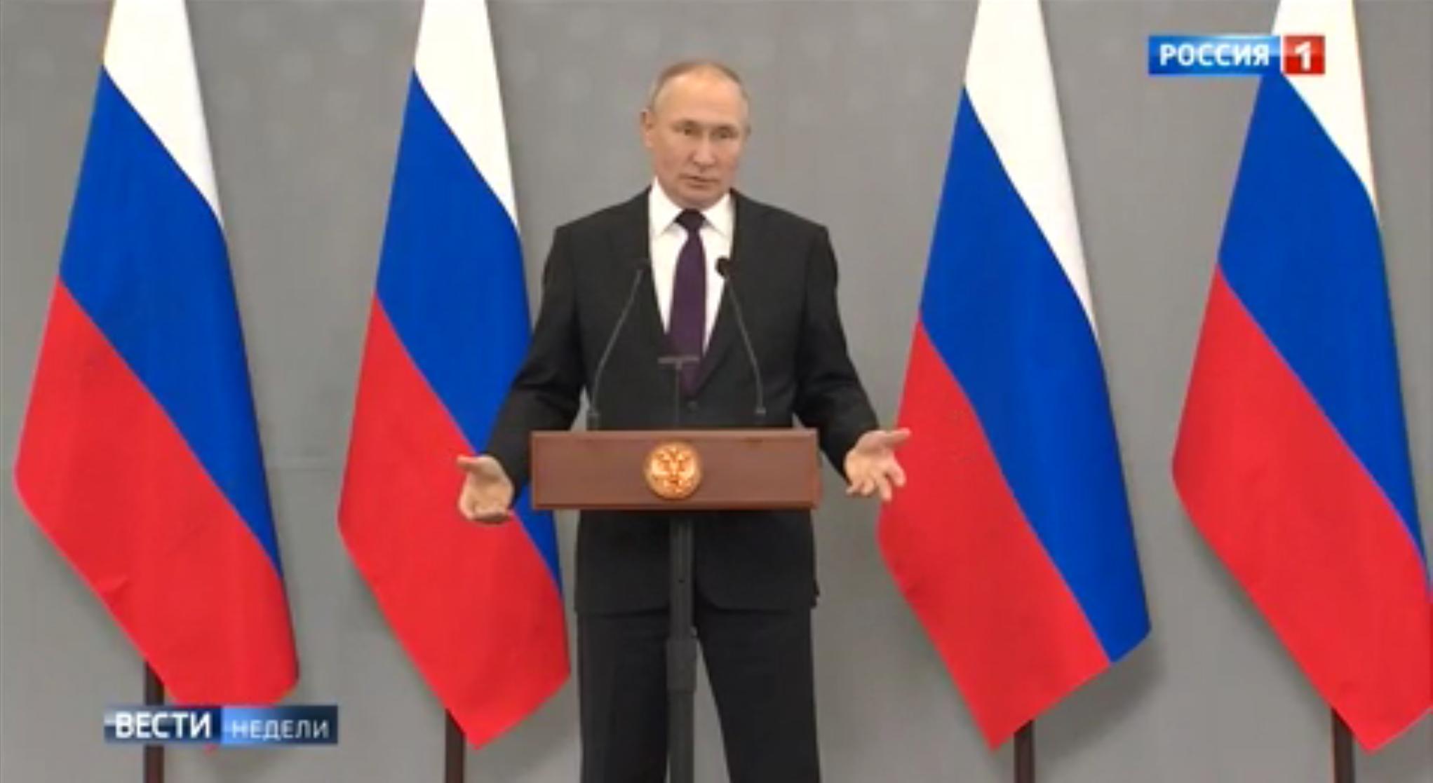 Putin stoi rozkładając ręce