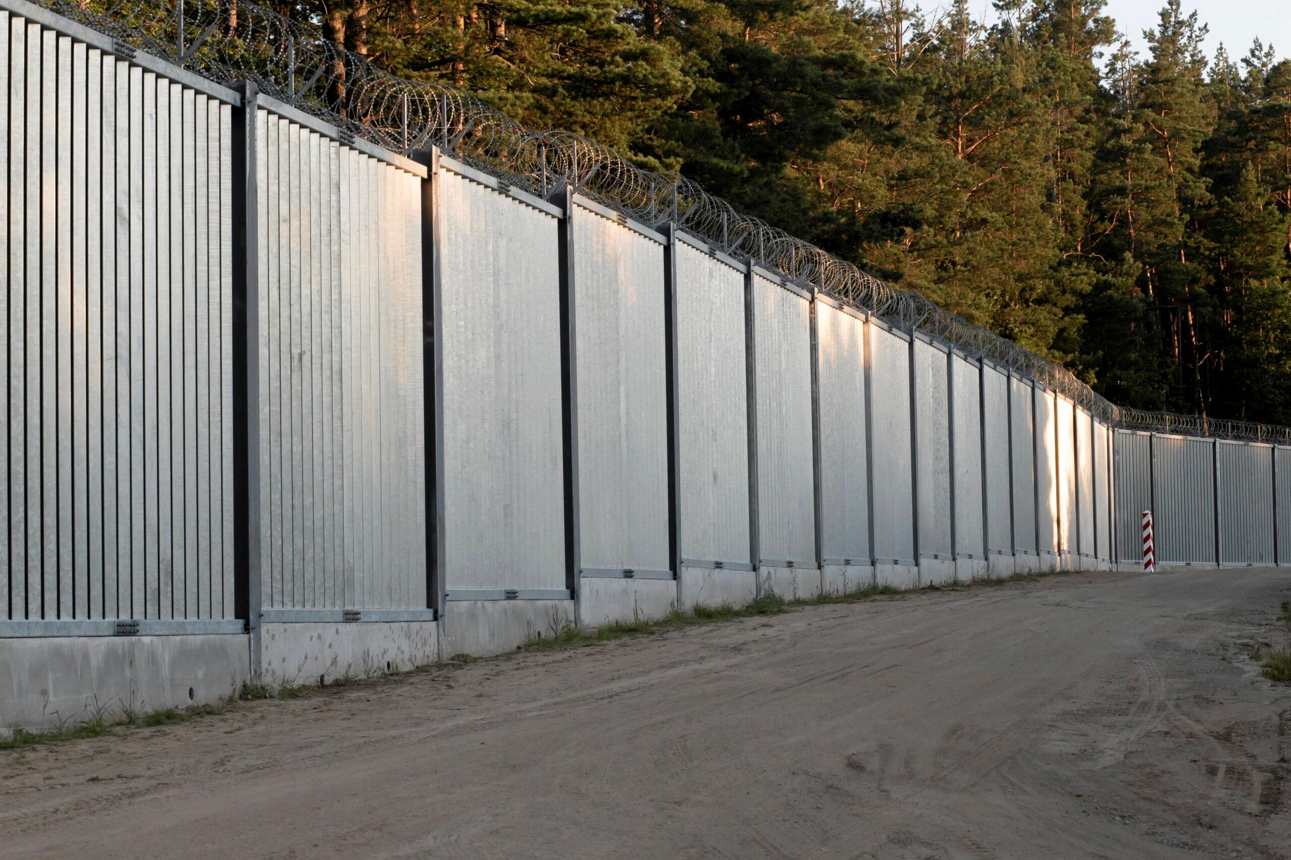 metalowy mur graniczny