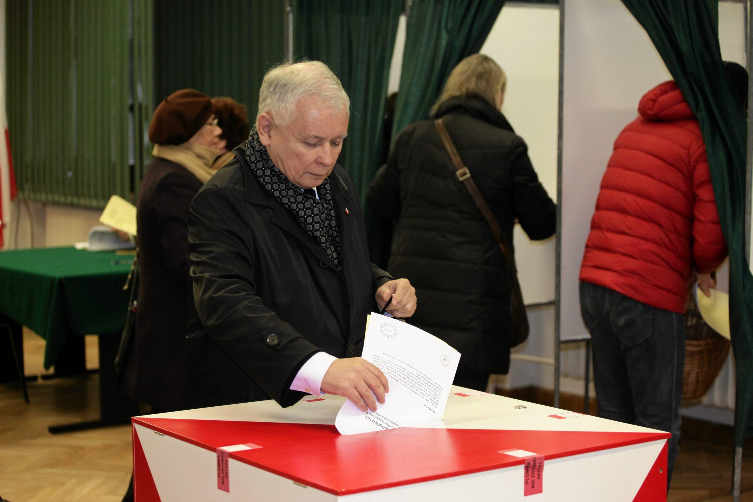 Jarosław Kaczyński wrzuca kartkę do urny wyborczej