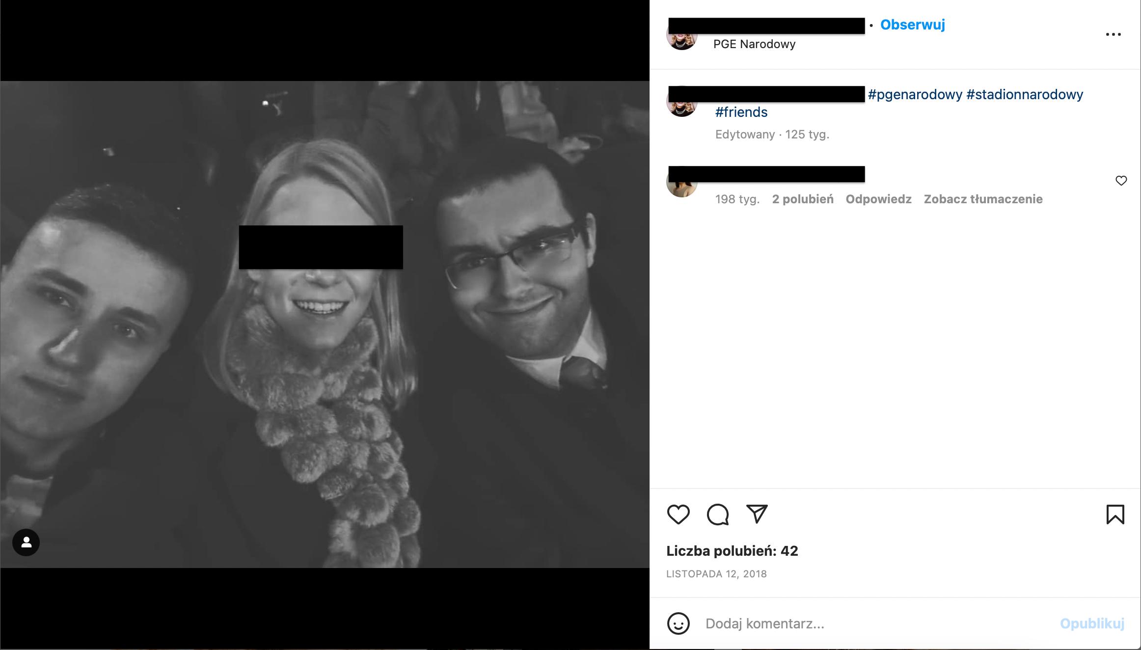 Na czarno-białym zdjęciu przytulają się do selfie trzy osoby