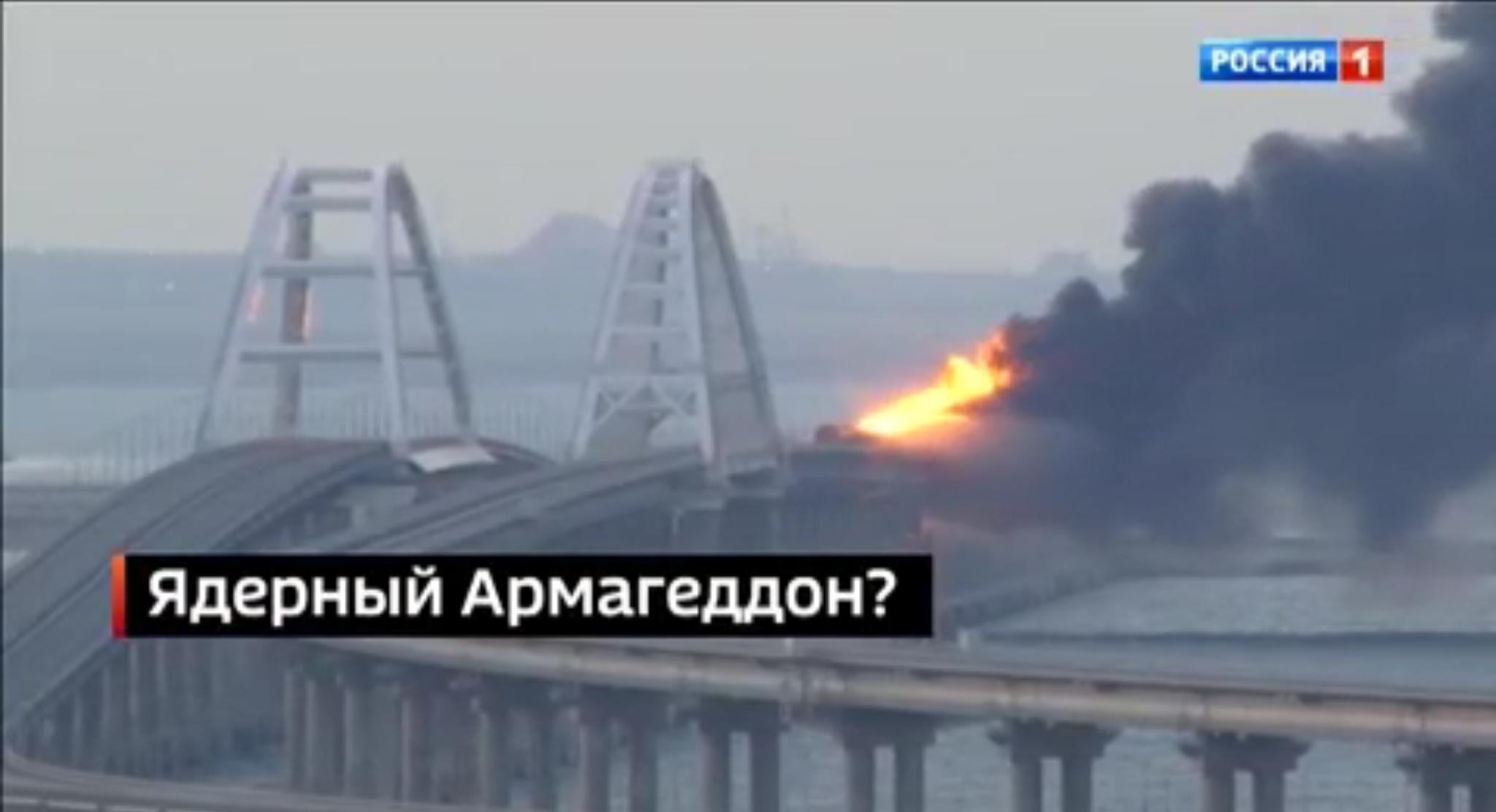 Zdjęcie płonącego mostu krymskiego z rosyjskim napisem “Atomowy Armageddon?”