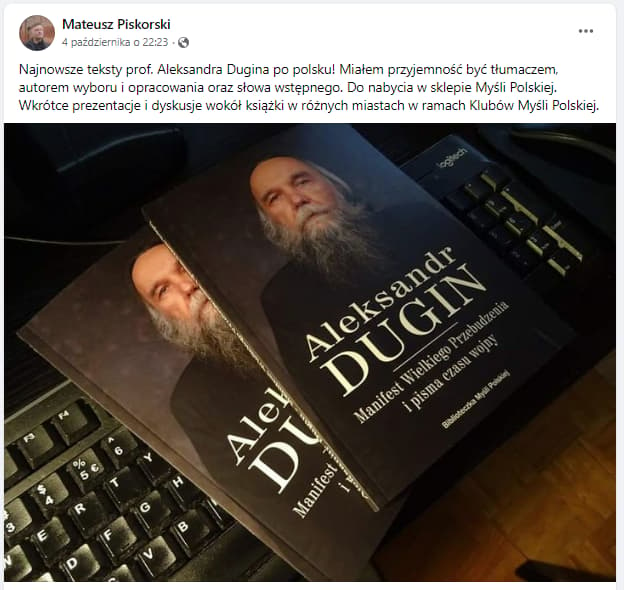 Post z Facebooka Mateusza Piskorskiego. Na zdjęciu dwie książki Aleksandra Dugina, położone na klawiaturze komputera