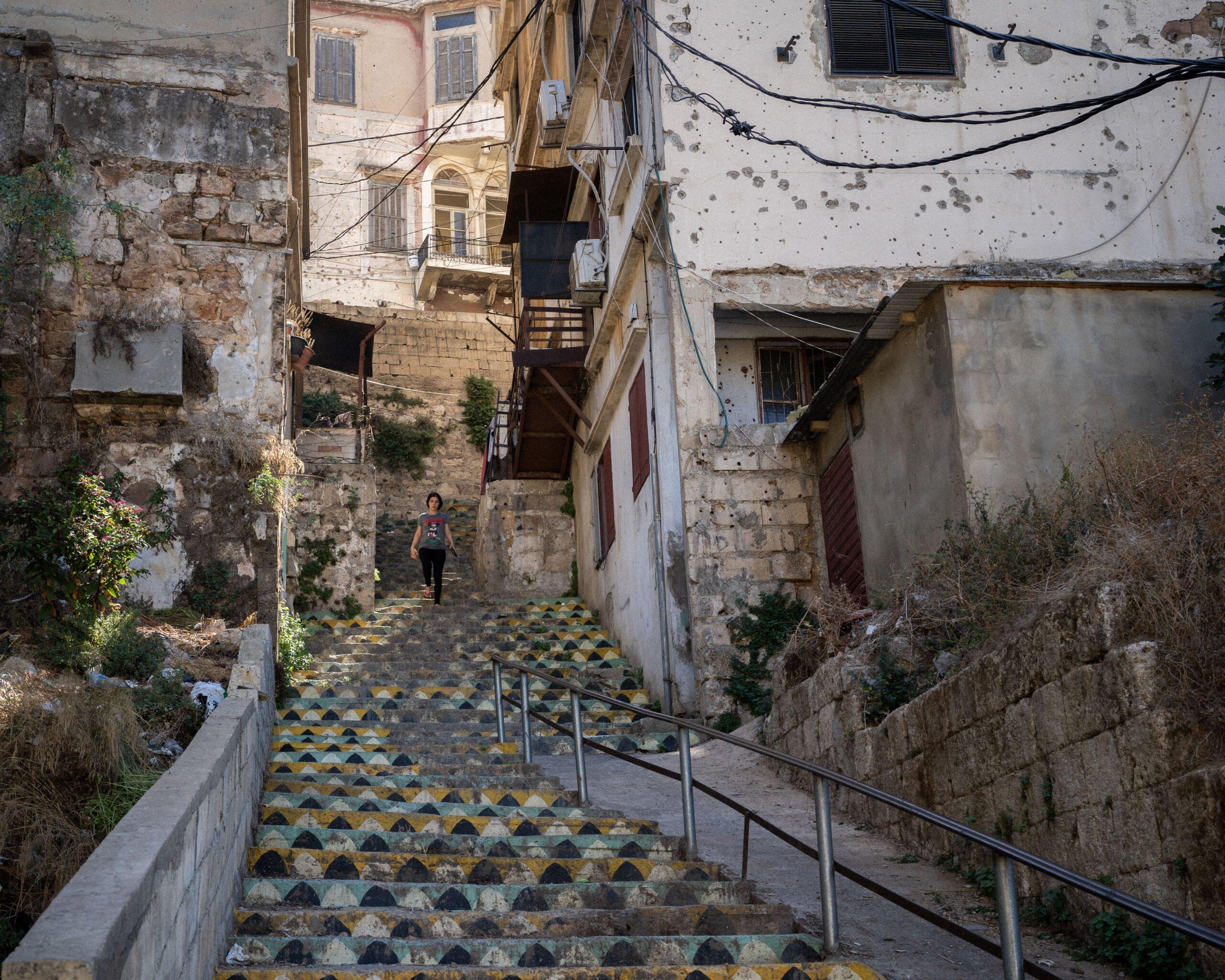 schody miedzy zniszczonymi budynkami