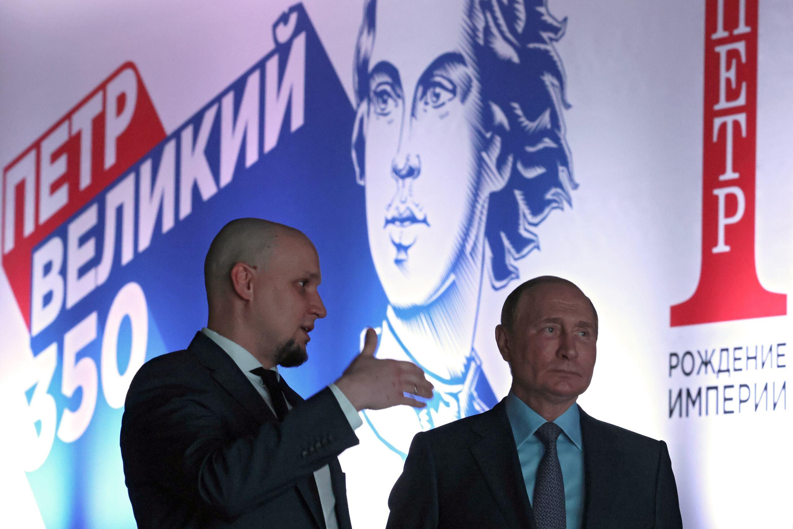 Russian President Vladimir Putin tours a new exhibition dubbed "Peter the Great: The Birth of the Empire" and dedicated to the 350th anniversary of tsar Peter the Great's birth in Moscow on June 9, 2022. (Photo by Mikhail METZEL / SPUTNIK / AFP)