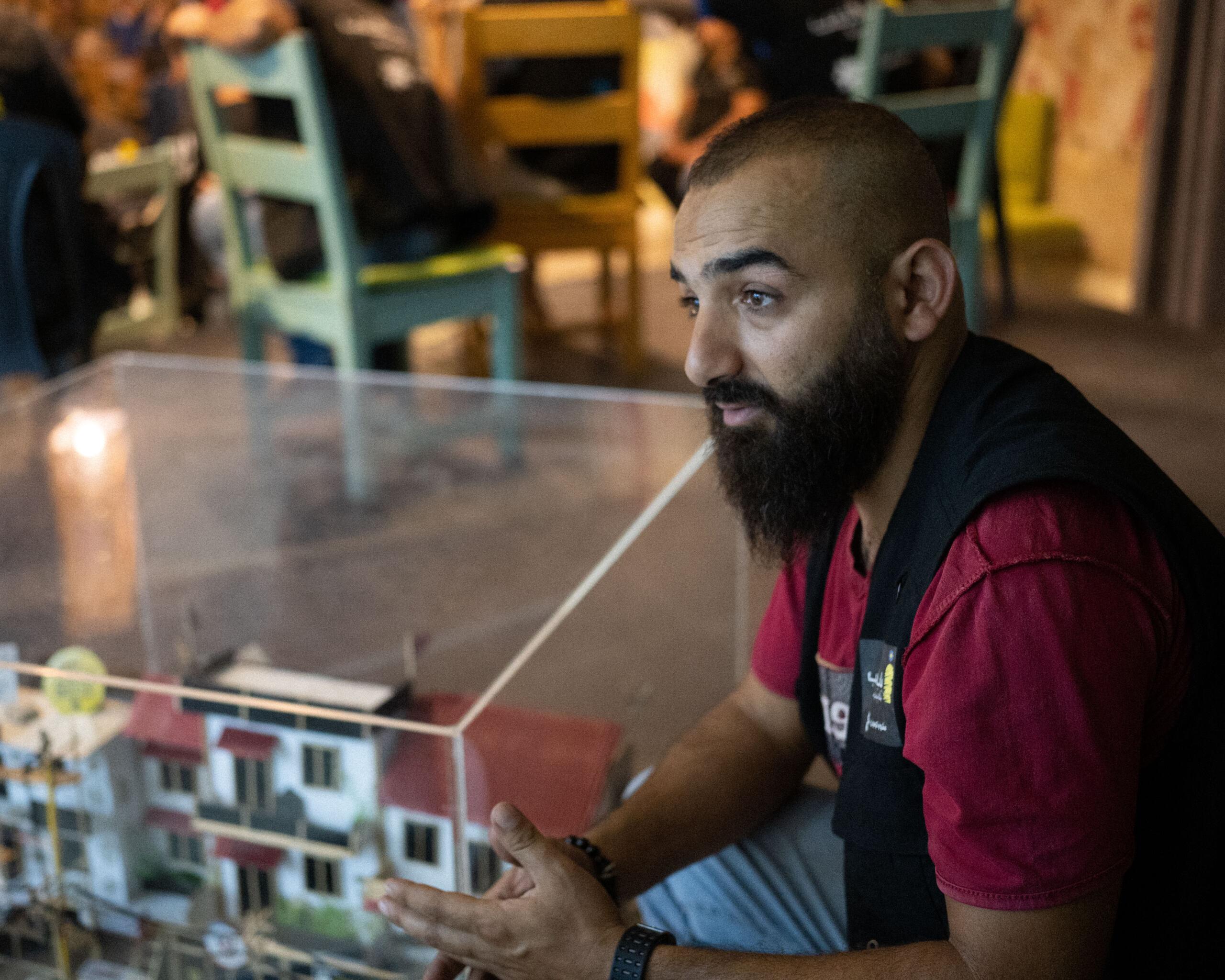 młody mężczyzna z brodą w kawiarni