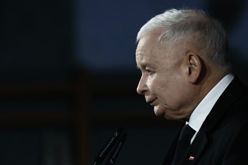  Twarz Jarosława Kaczyńskiego odwrócona do obiektywu prawym profilem