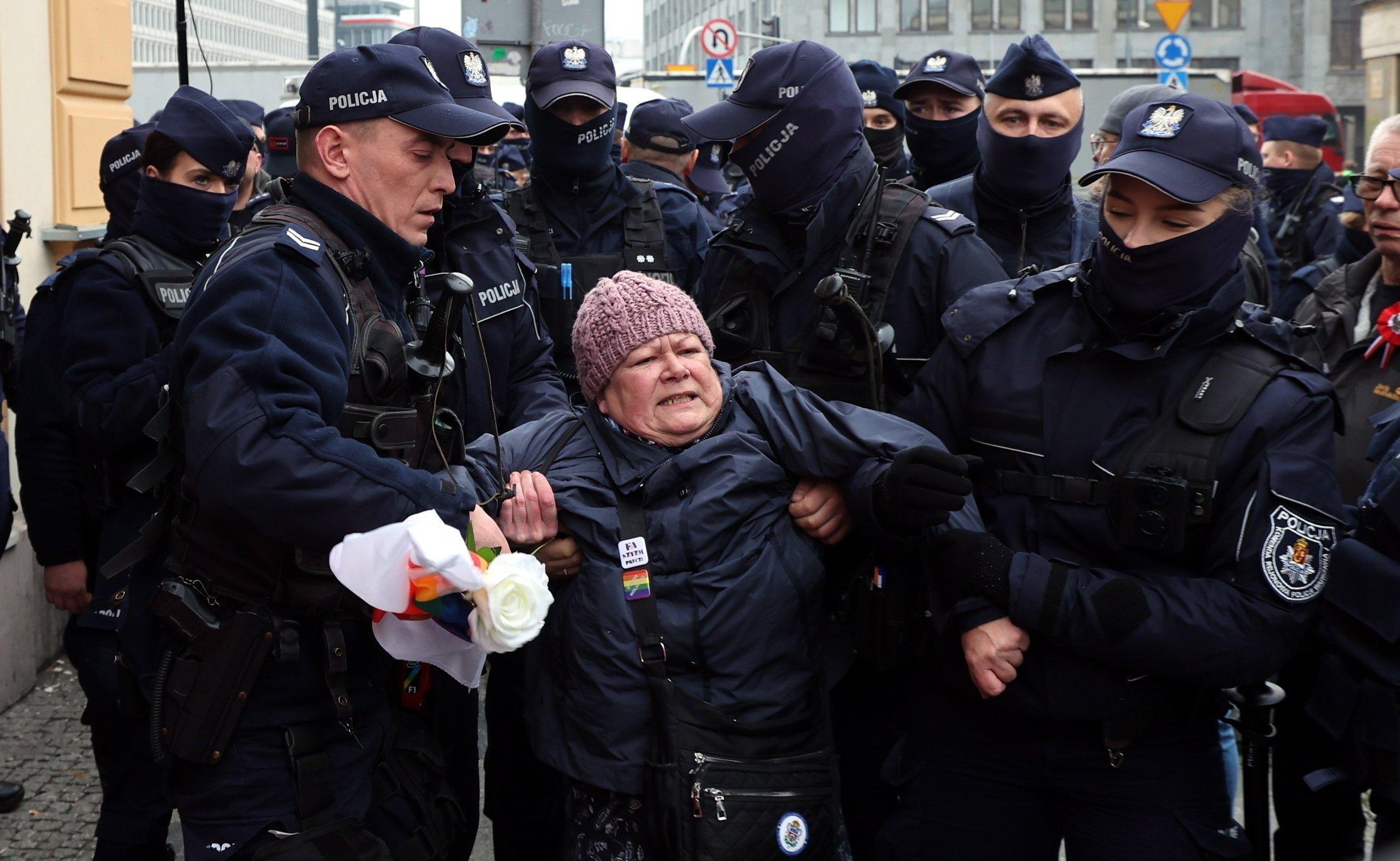 11.11.2022  Warszawa , ulica Nowy Swiat rog Alej Jerozolimskich . Przedstawiciele Obywateli RP podczas demonstracji przeciwko Marszowi Niepodleglosci , ktorego trasa prowadzi przez Aleje Jerozolimskie .
Fot. Kuba Atys / Agencja Wyborcza.pl