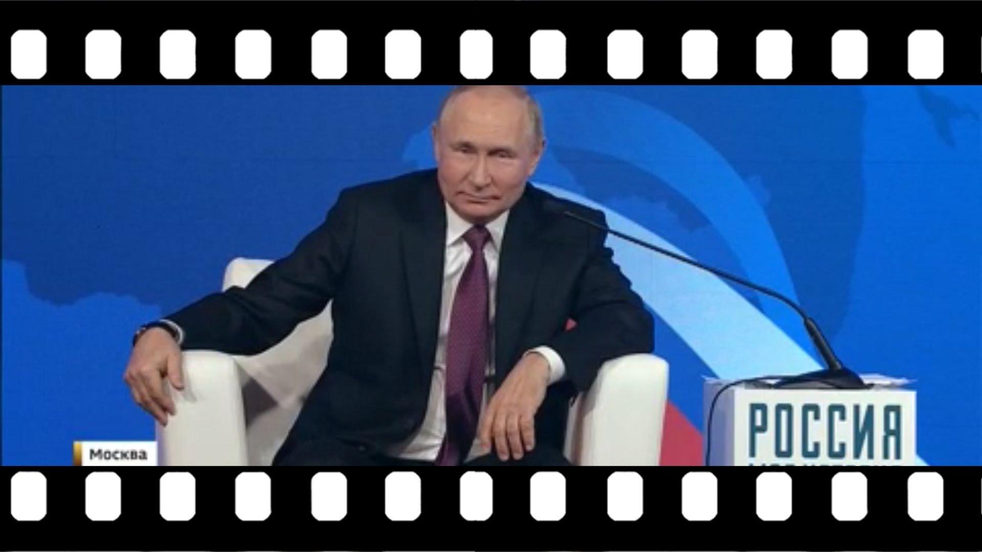 Putin rozparty w fotelu