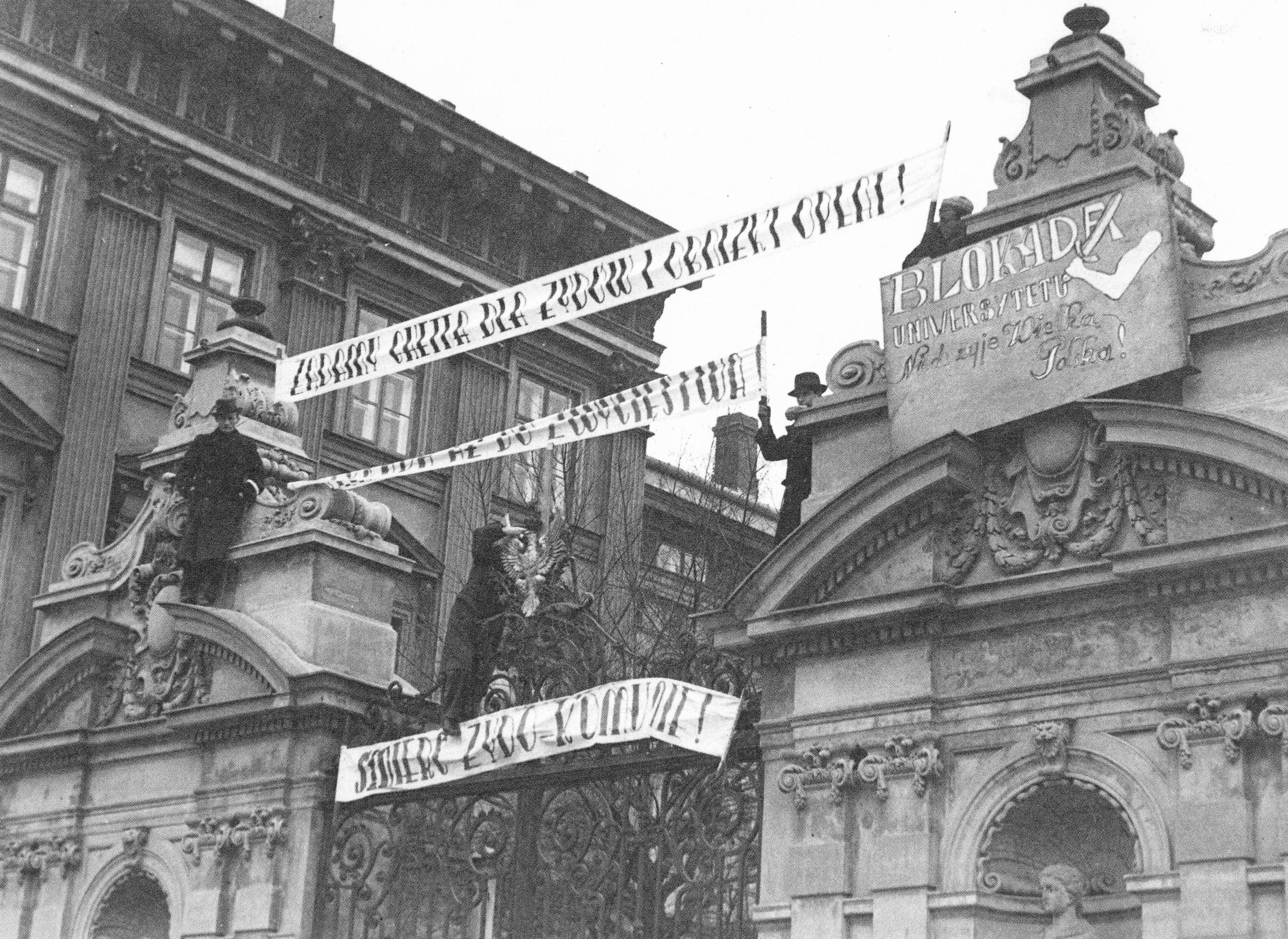 brama Uniwersytetu Warszawskiego na które wiszą transparenty z hasłami antyżydowskimi