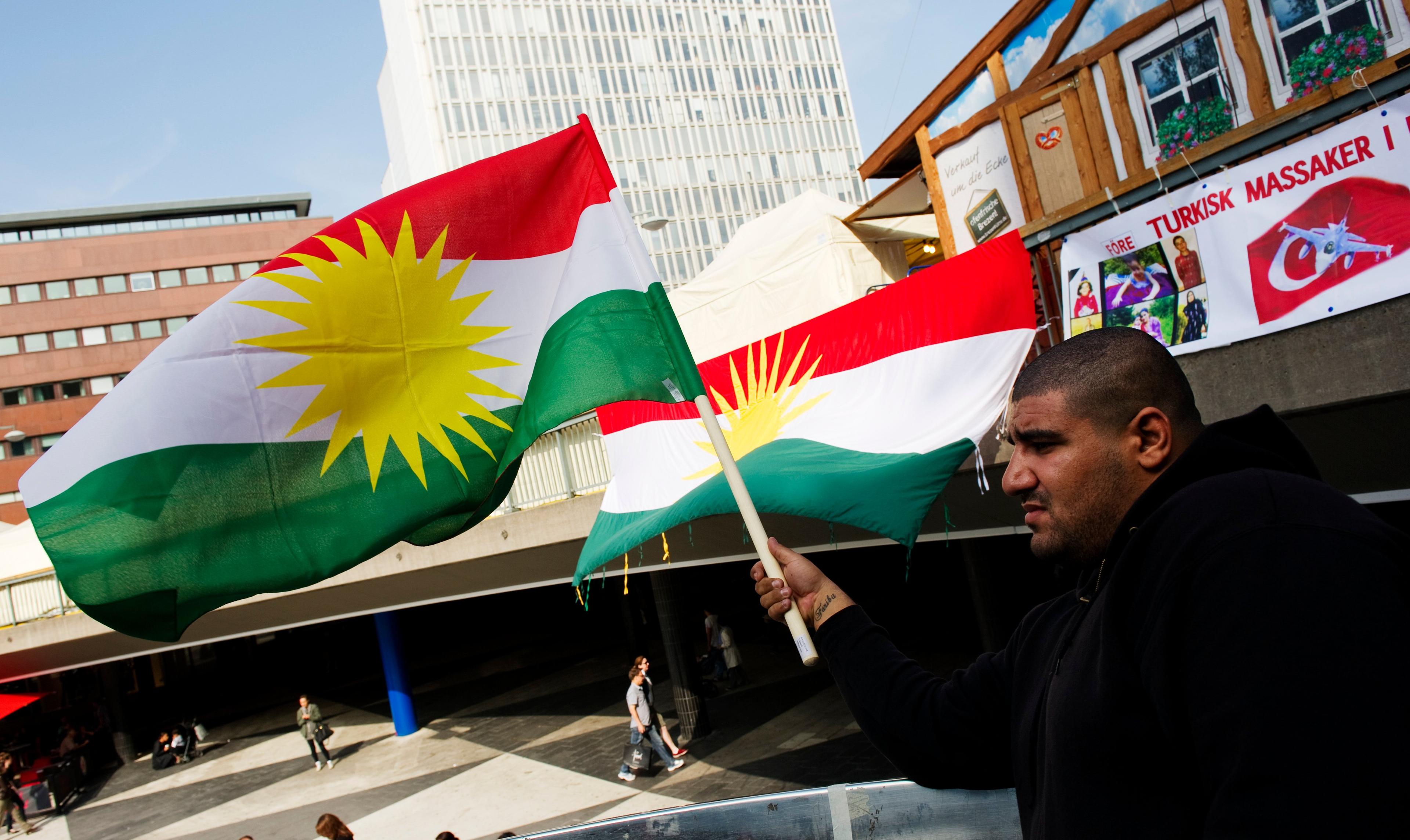 A man holds the Kurdish flag on September 4, 2011 during a demonstration in Stockholm against operations by Iran and Turkey against Kurdish separatist rebels in Iraq. AFP PHOTO /JONATHAN NACKSTRAND (Photo by Jonathan NACKSTRAND / AFP)