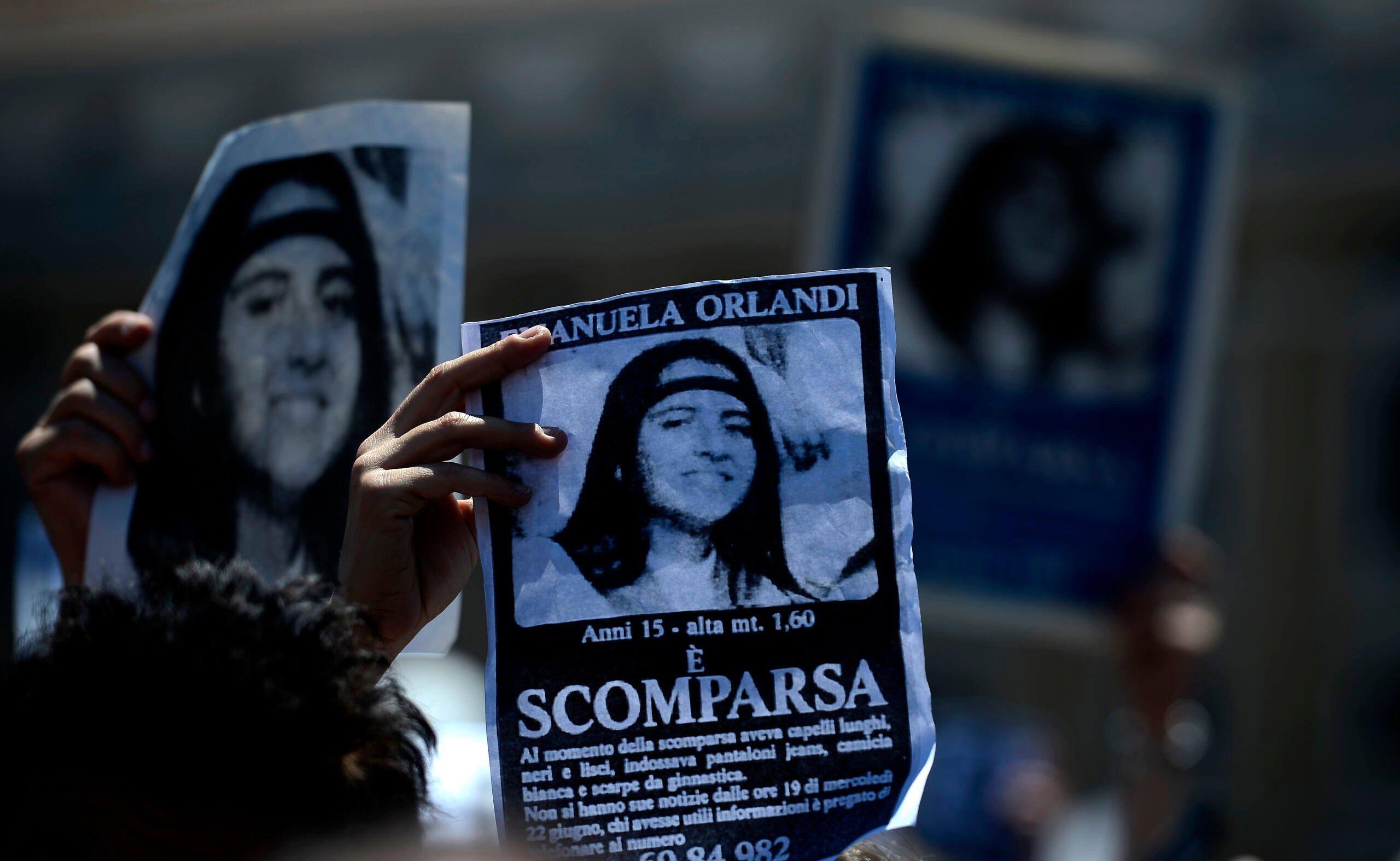 plakaty informujące o zaginięciu Emanueli Orlandi