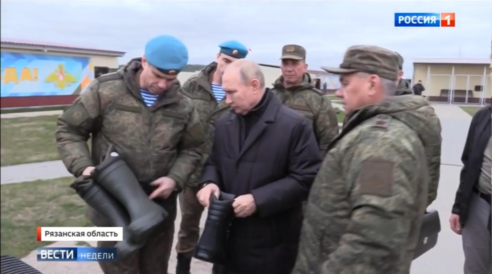 Putin na poligonie ogląda cieple żołnierskie buty