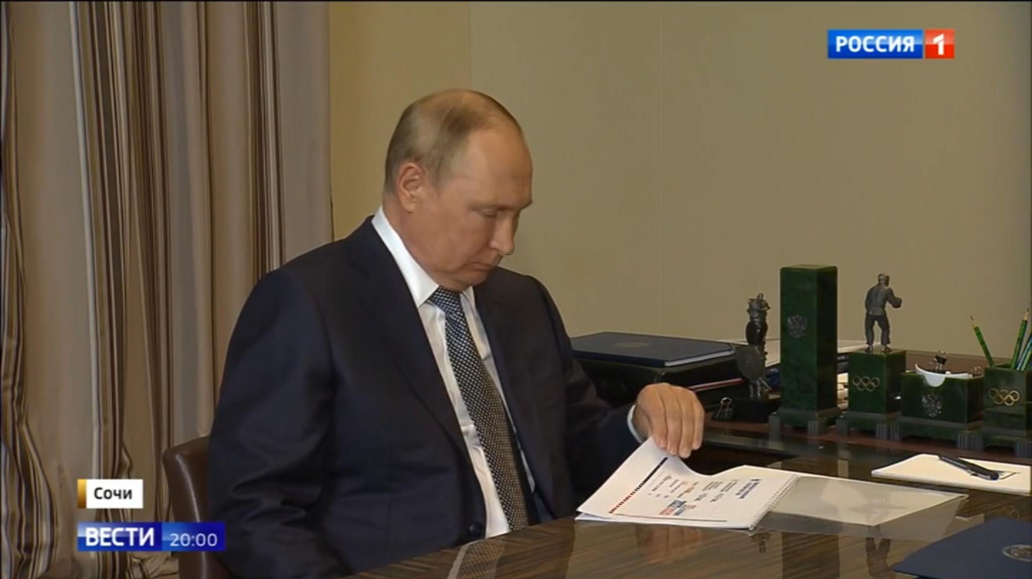 Putin przegląda wydrukowaną prezentację