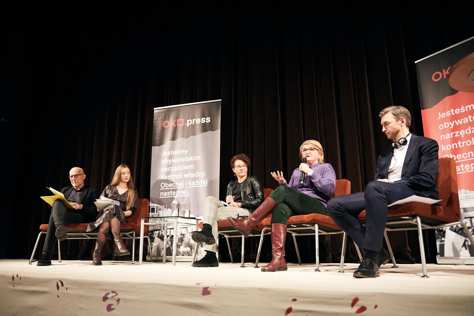 Pięć osób (dwaj meżczyźni i trzy kobiety) debatyją na scenie)