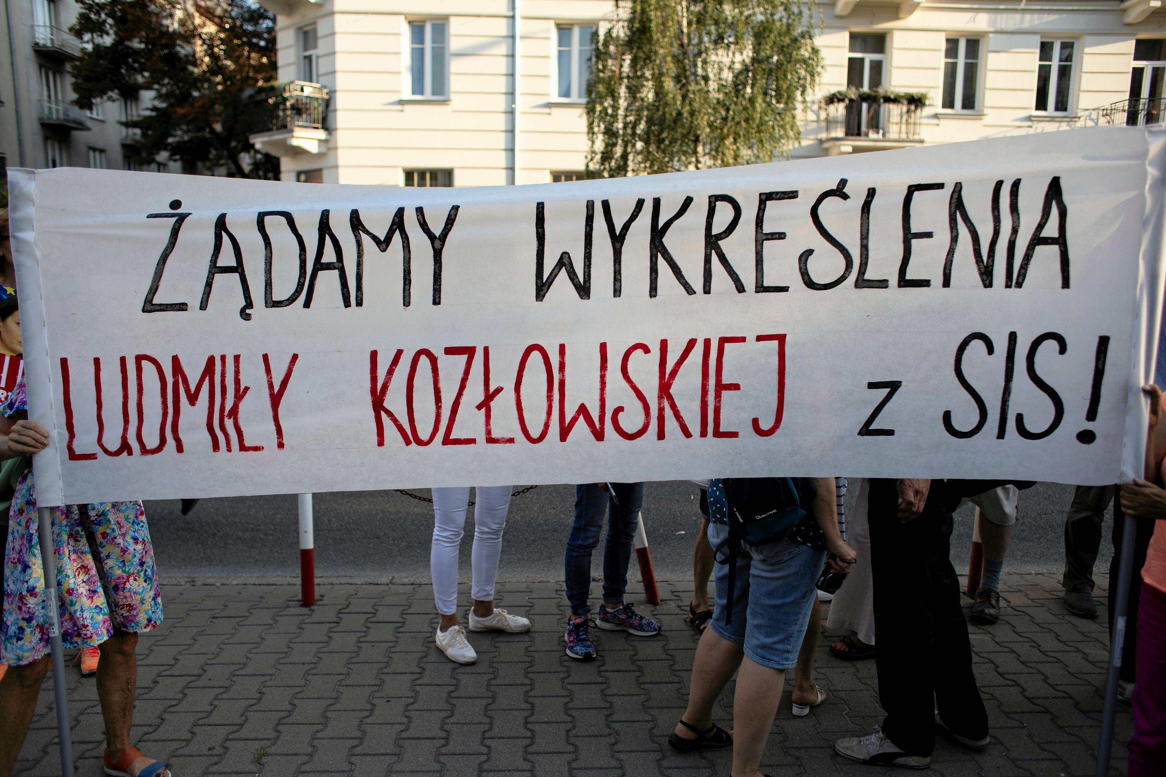 demonstranci z napisem: „Żądamy wykreślenia Ludmiły Kozłowskiej z SIS!"
