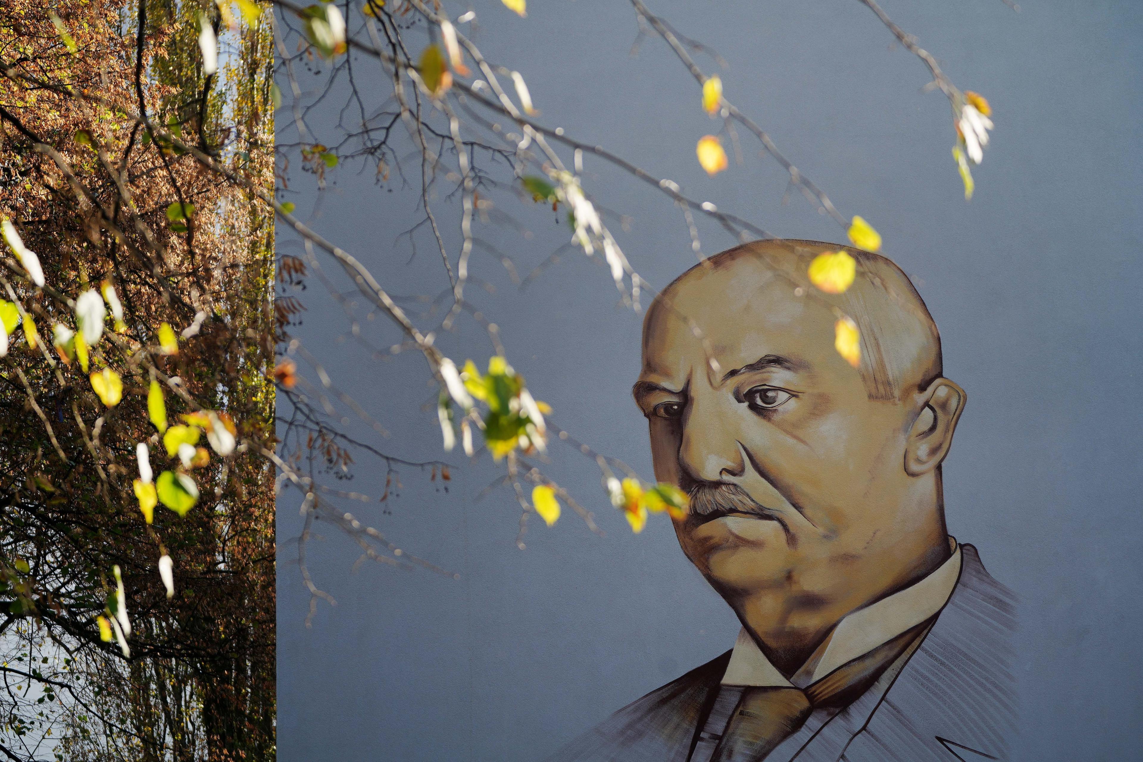 Portret Gabriela Narutowicza namalowany na ślepej ścianie bloku mieszkalnego