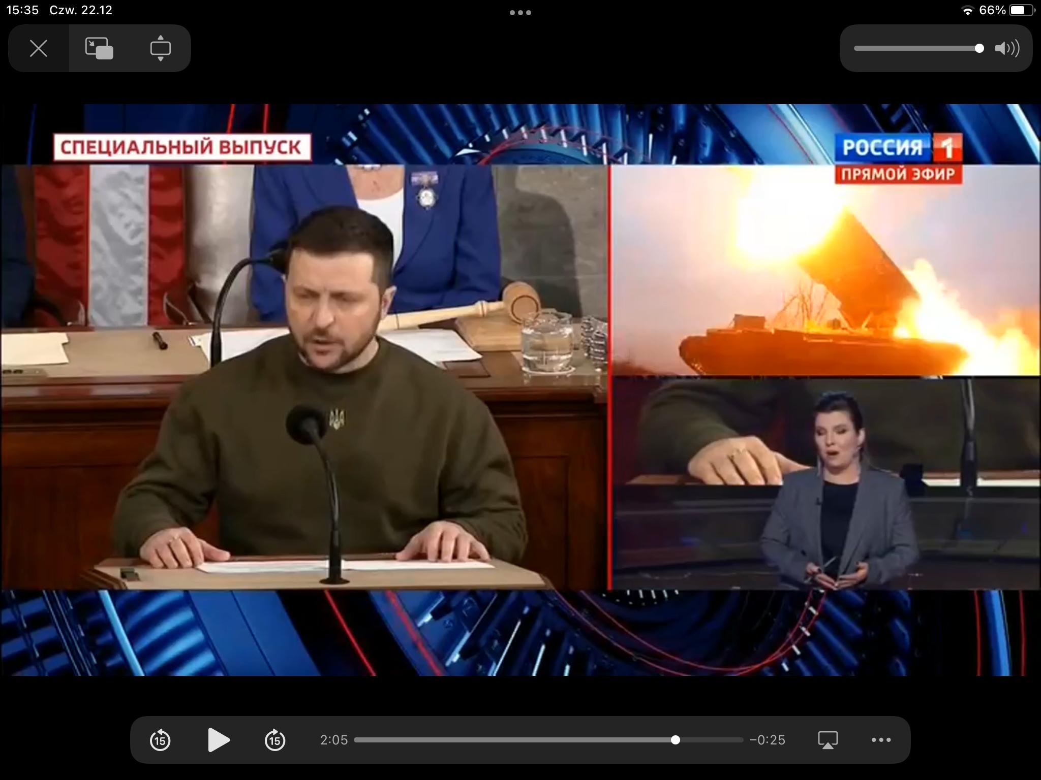 Ekran telewizora podzielony na trzy części. Na jednej prezydent Zełenski przemawia w Kongresie, na drugiej - strzelają rakiety, na trzeciej - kobieta w studiu telewizyjnym