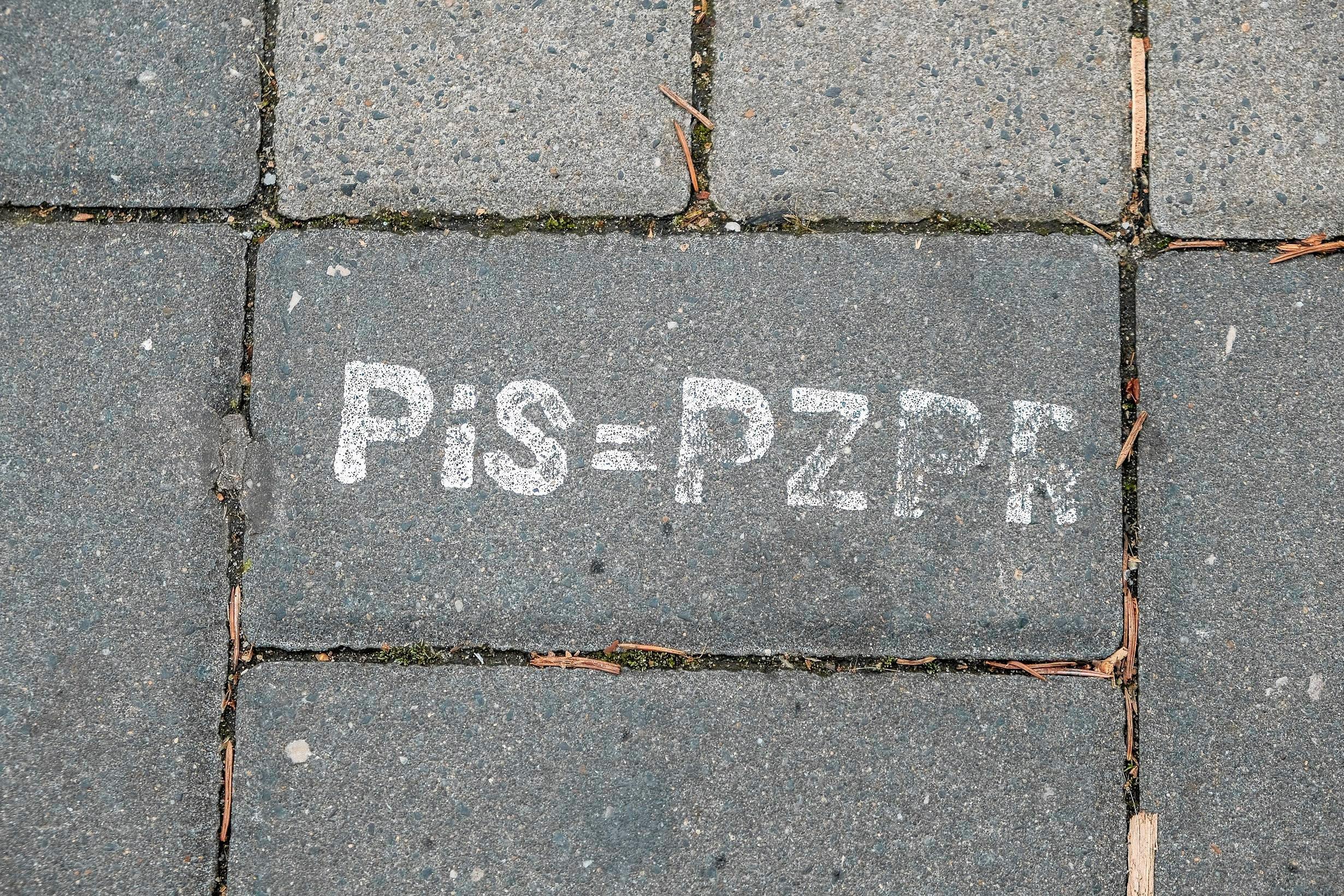 Napis na chodniku "PiS=PZPR"