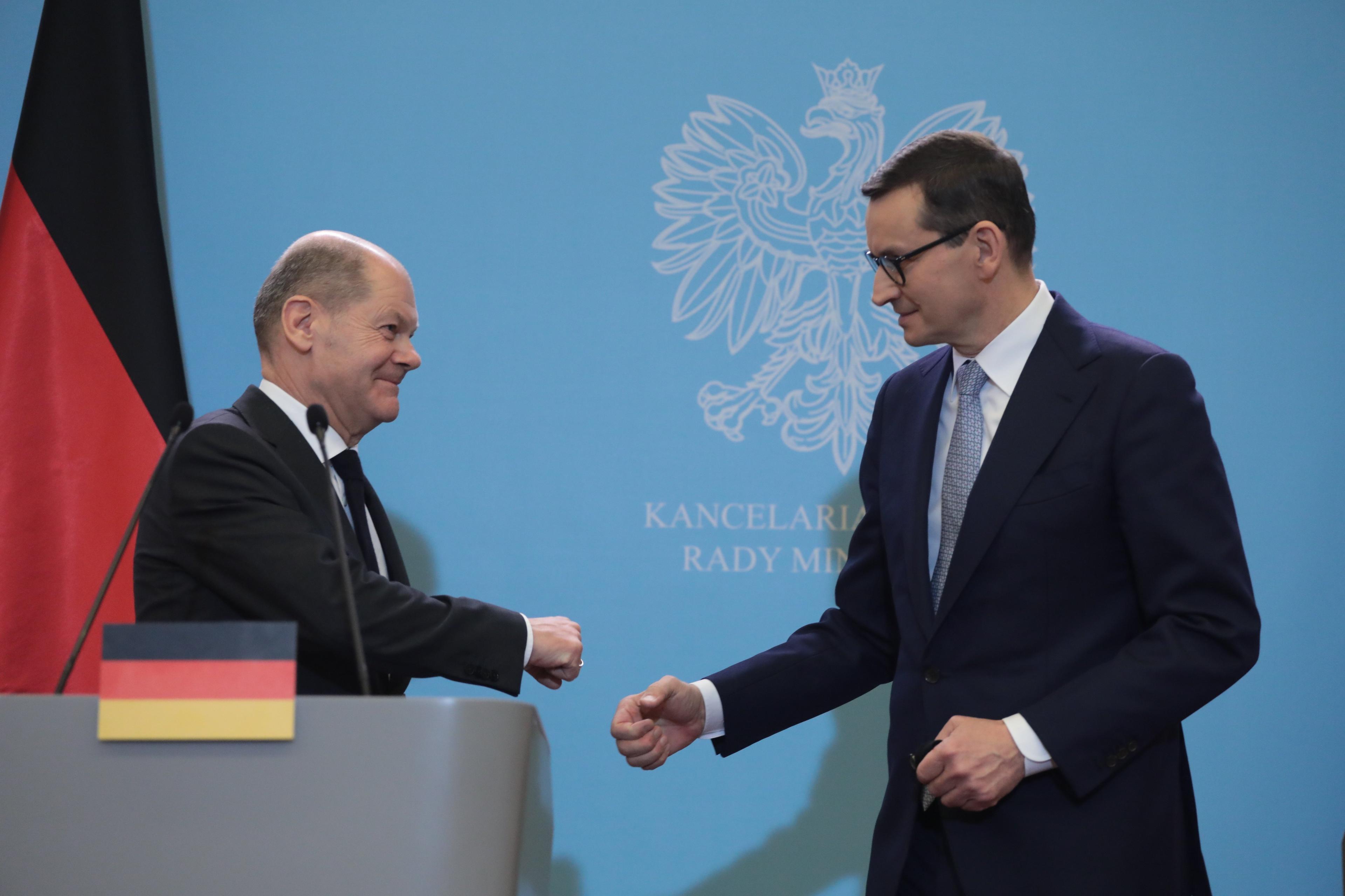 kanclerz Scholz i premier Morawiecki robią żółwika