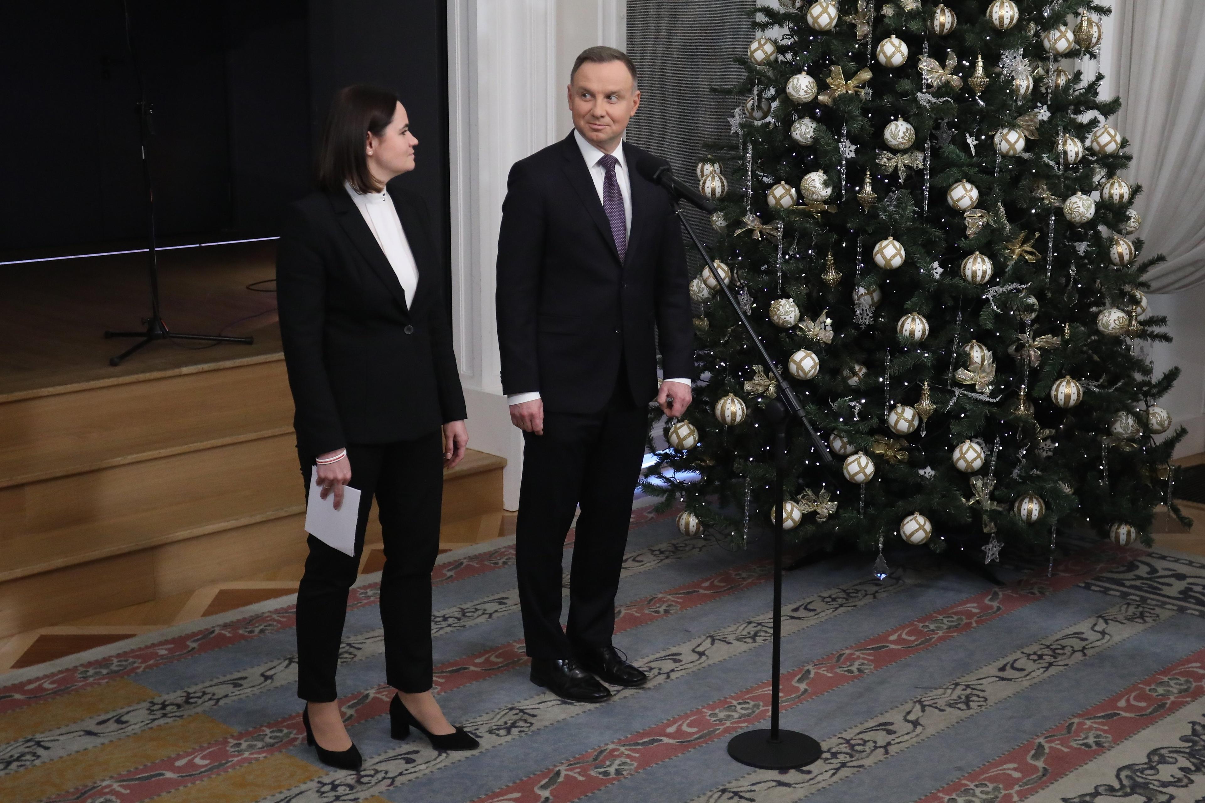 prezydent Duda i Swiatłana Cichanouska stoją koło choinki