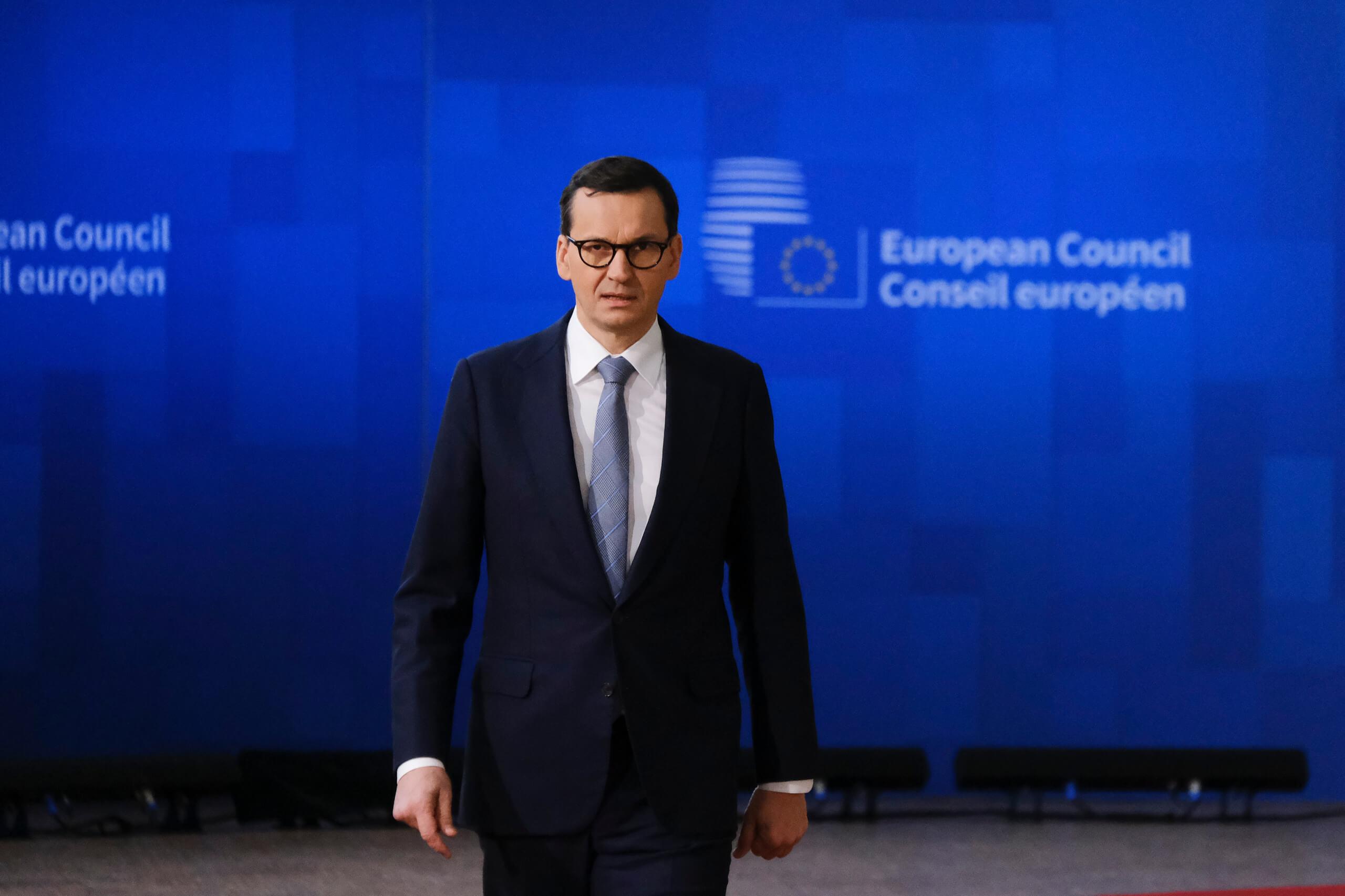 Premier Mateusz Morawiecki ze srogą miną zmierza na szczyt Rady Europejskiej, który odbywa się 15 grudnia 2022 roku w Brukseli
