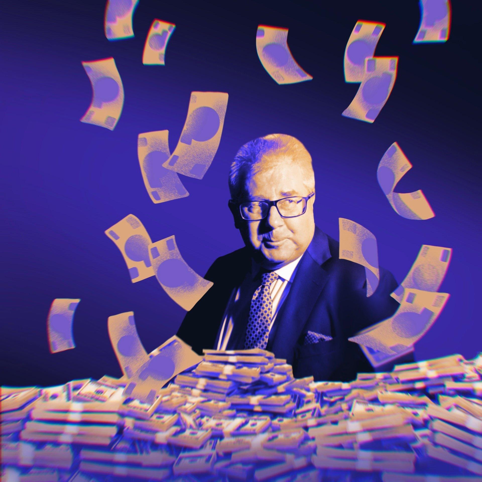 Europoseł Ryszard Czarnecki, mężczyzna w średnim wieku, krótko ostrzyżony i siwy, w okularach i w garniturze siedzi za stołem pełnym plików banknotów, wokół niego fruwające banknoty. Ilustracja utrzymana w fioletowej kolorystyce.