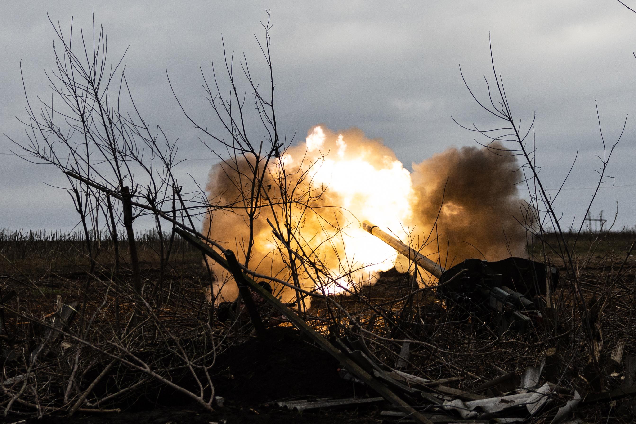 Ukrainian servicemen of an artillery unit fire towards Russian positions on the outskirts of Bakhmut, eastern Ukraine on December 30, 2022. (Photo by Sameer Al-DOUMY / AFP)