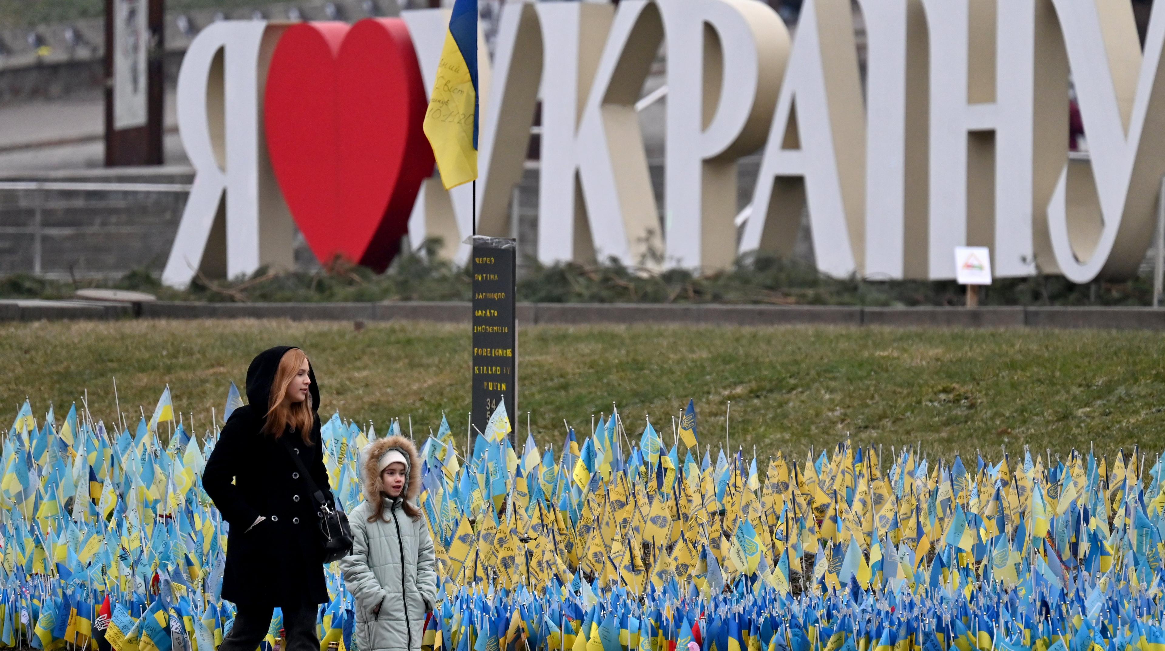 kobieta z dzieckiem na tle napisu I love Ukraine