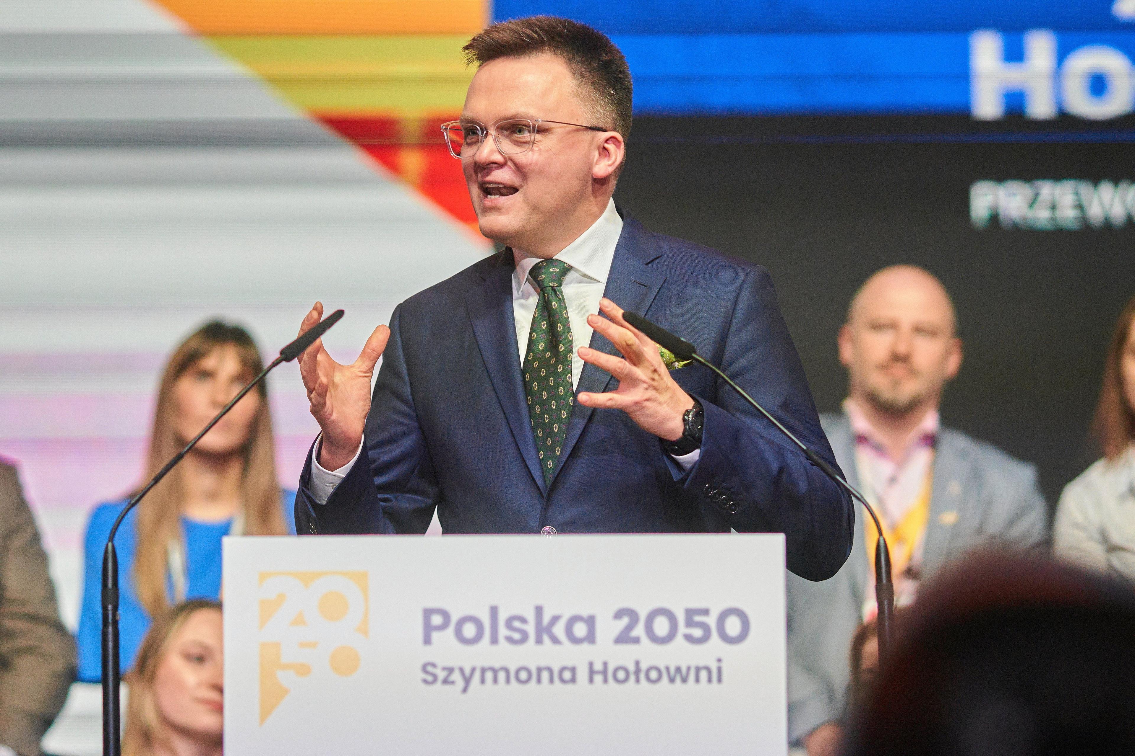 Szymon Hołownia przemawia z mównicy na zjeździe partii Polska 2050