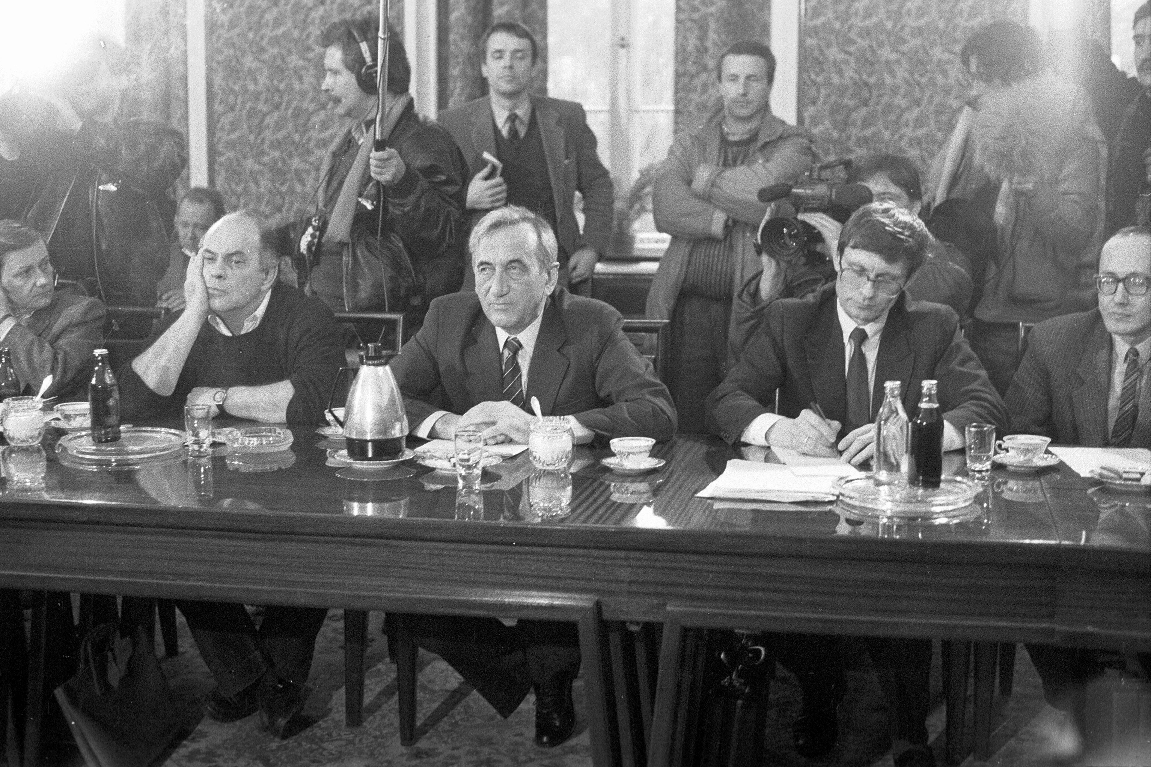 Jacek Kuroń, Tadeusz Mazowiecki i Leszek Balcerowicz za stołem prezydialnym