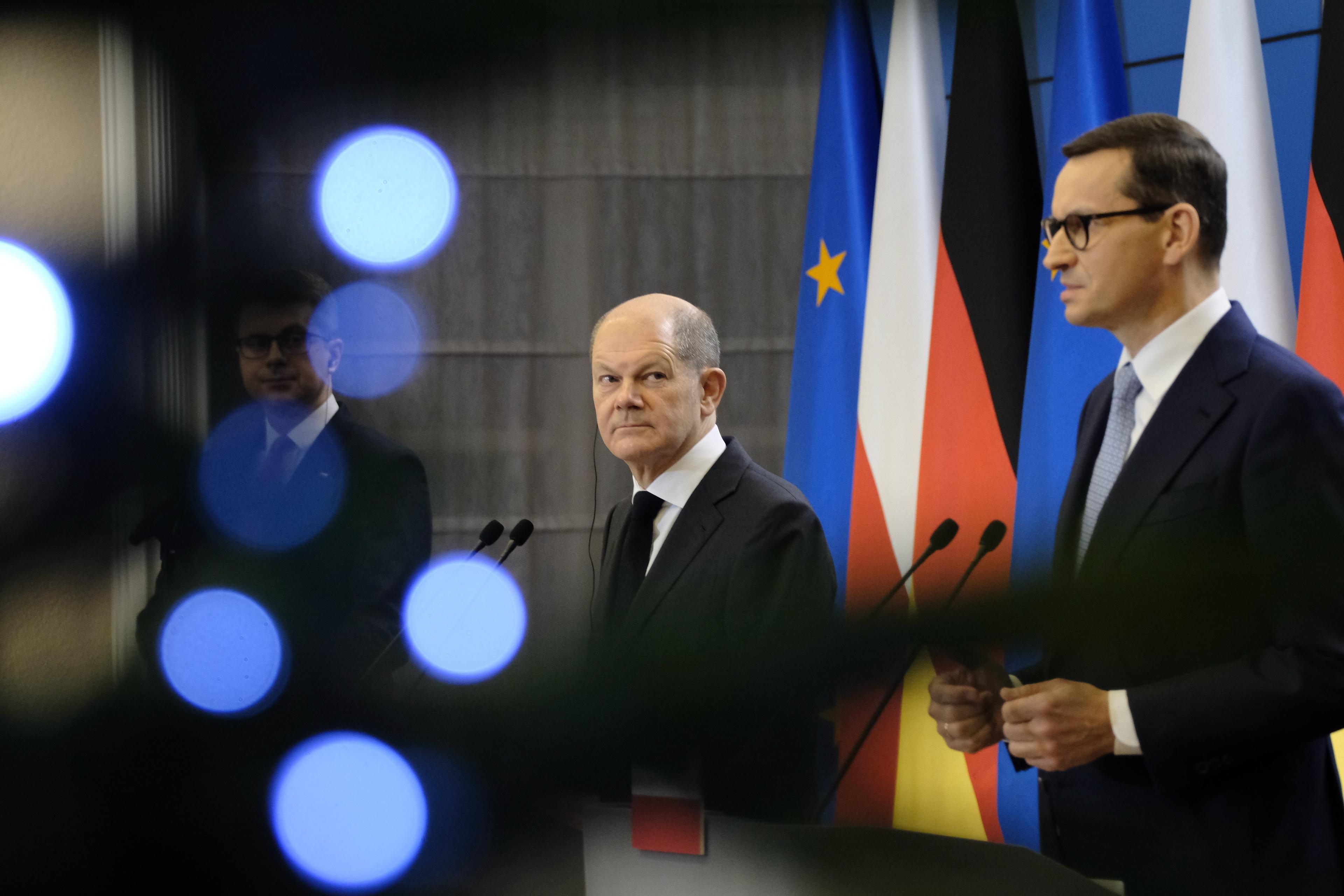 Premier Niemiec Olaf Scholz i premier Polski Mateusz Morawiecki podczas wspólnej konferencji prasowej