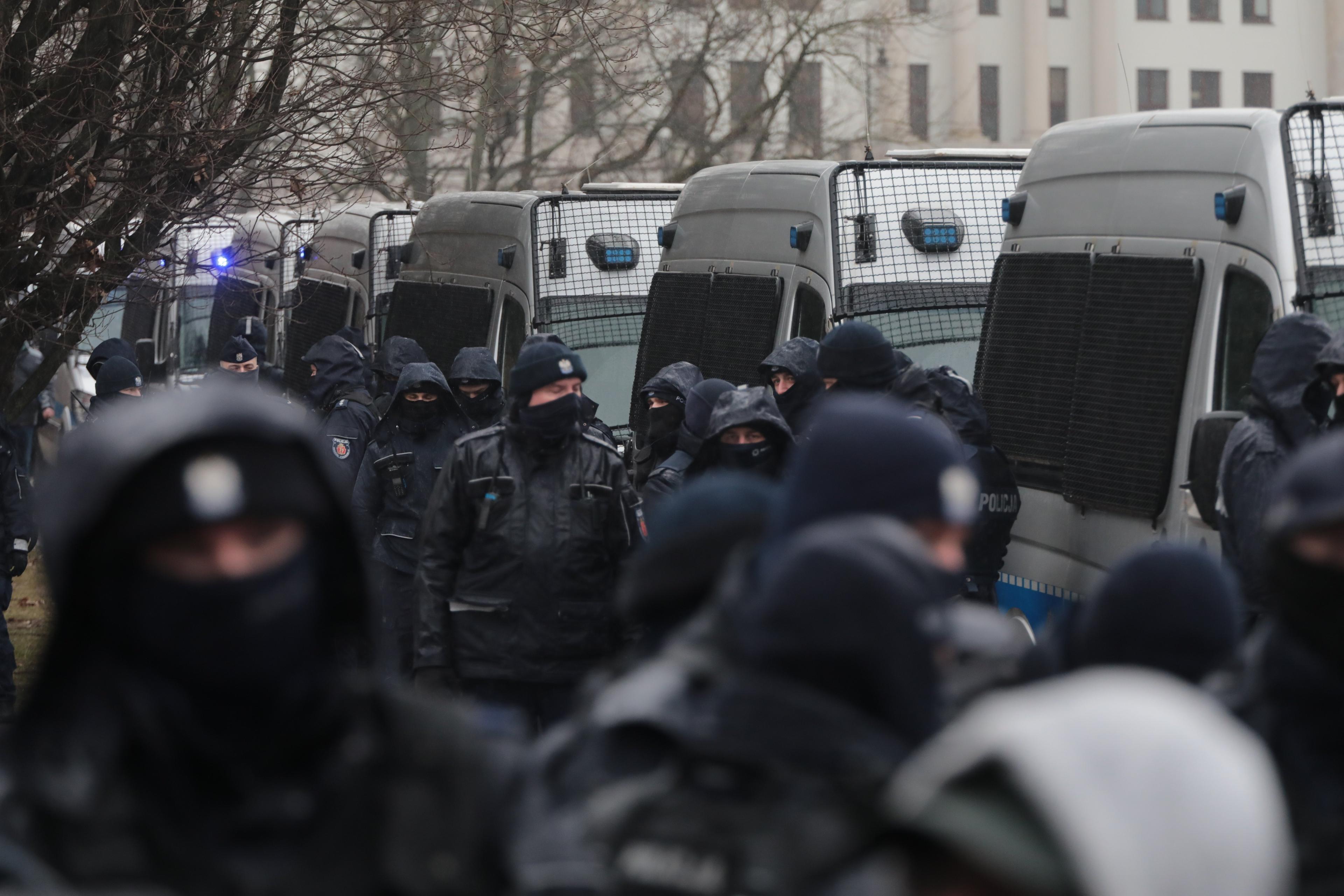 Tłum policjantów i wozów policyjnych w czasie "uroczystości smolenskich"