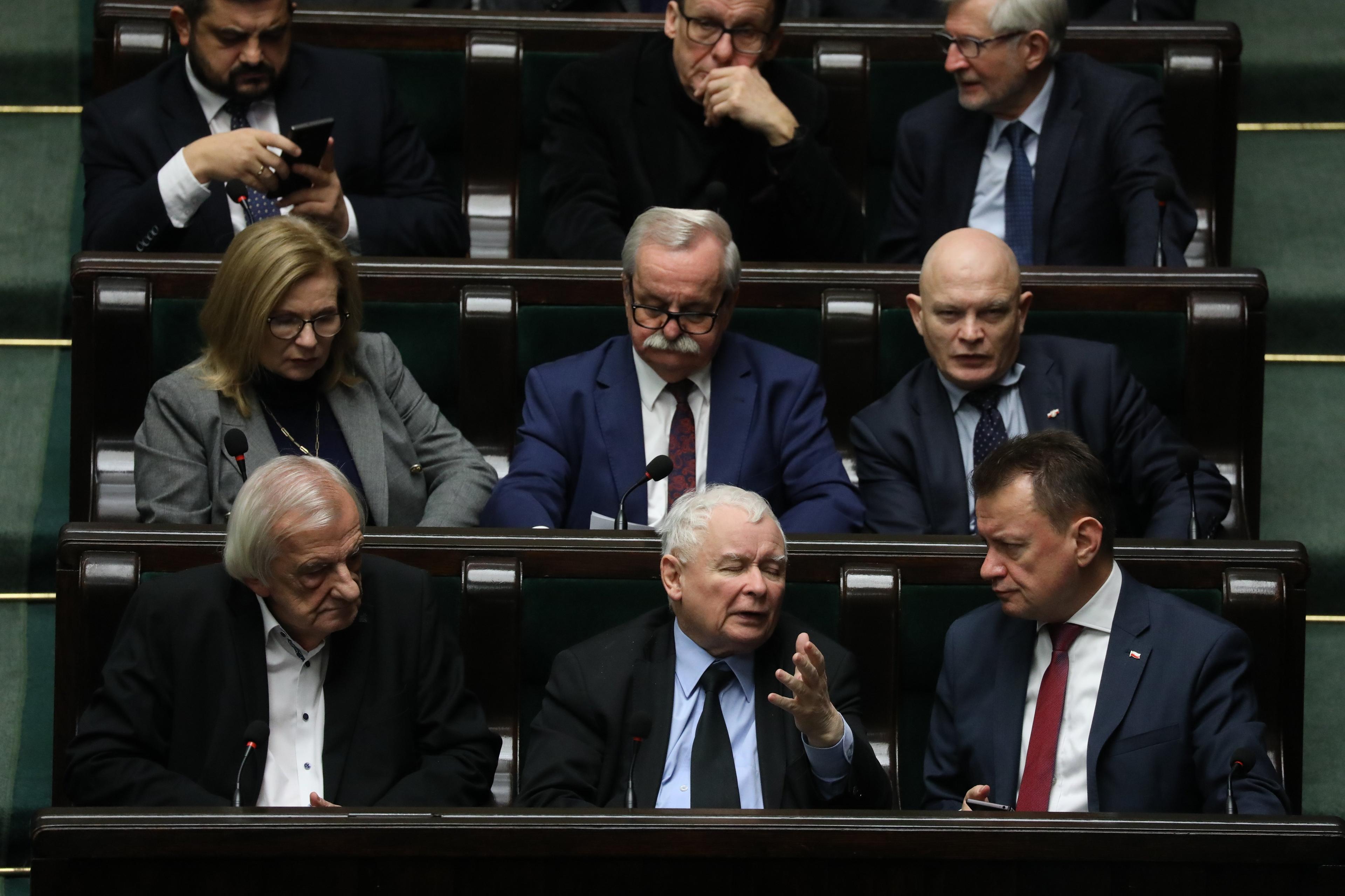 na zdjęciu ława rządowa Pis. SIEDZI w niej Jarosław Kaczyński