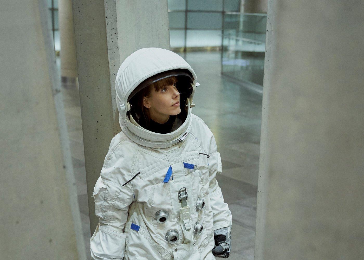 portret Jo Jurgi w skafandrze astronauty
