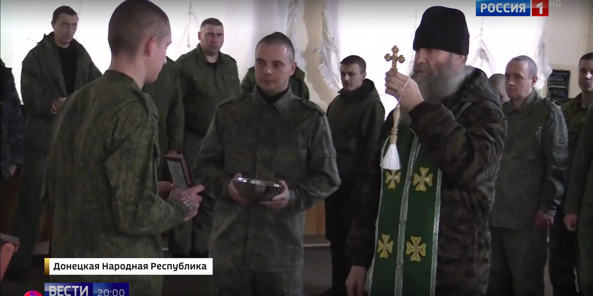 Żołnierze na froncie i pop prawosławny