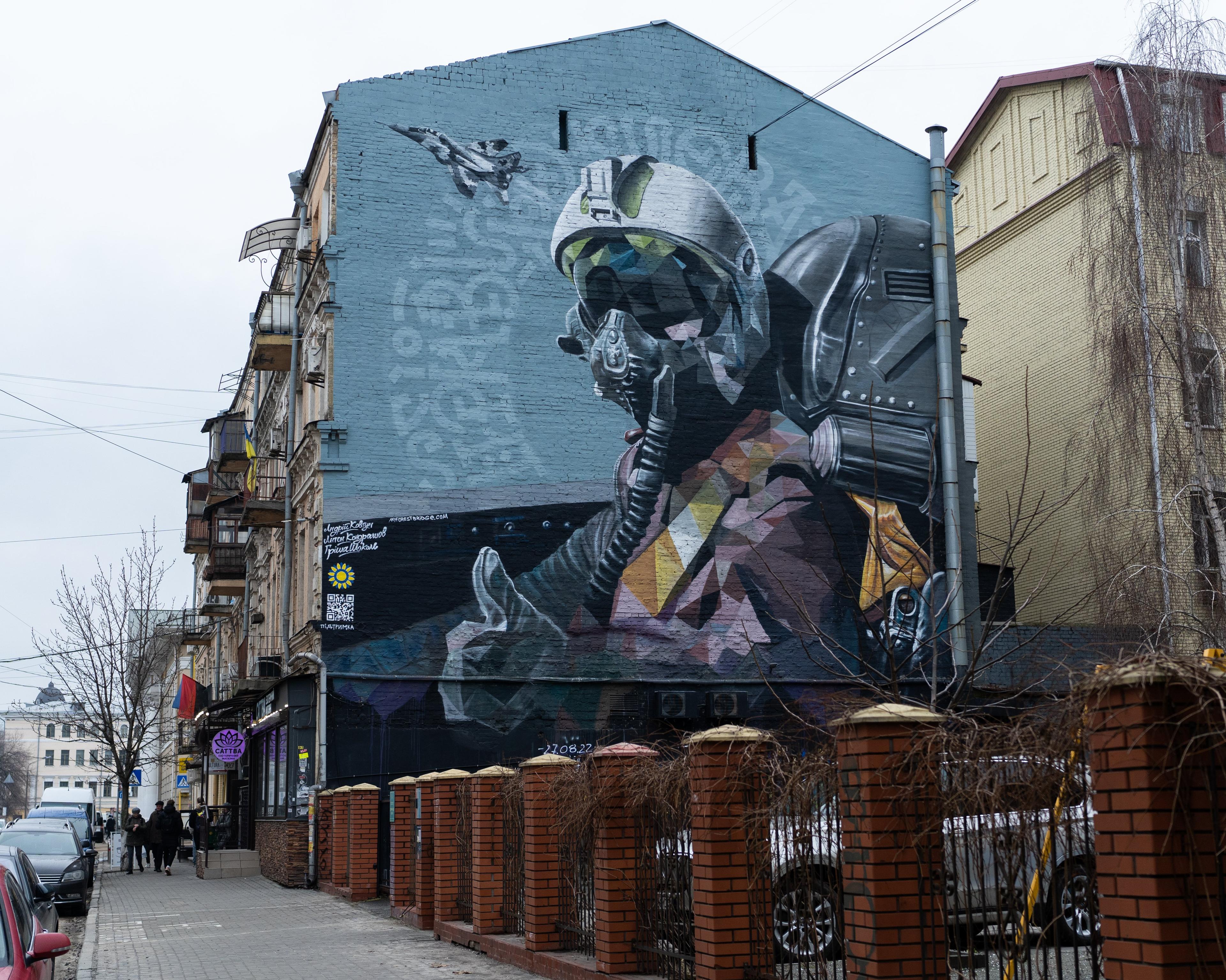 Graffiti z ukraińskim pilotem na ścianie budynku