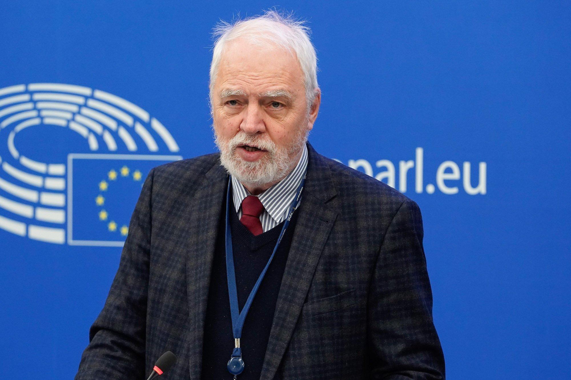 Europoseł PO Jan Olbrycht przemawia w Parlamencie Europejskim. To siwy mężczyzna z siwą brodą obrany w kraciastą marynarkę i bordowy krawat.