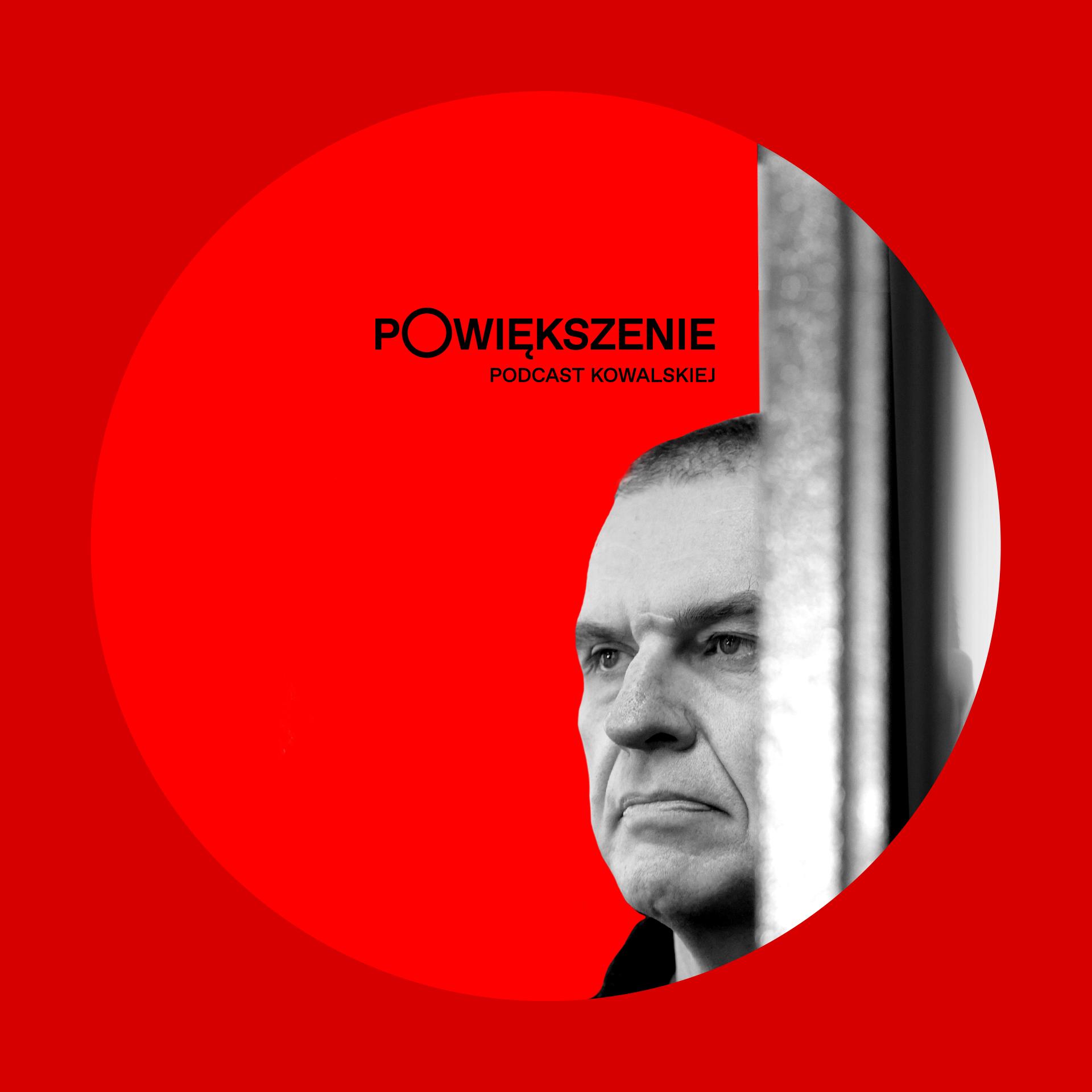 Podcast Powiększenie. Portret Andrzeja Poczobuta na czerwonym tle