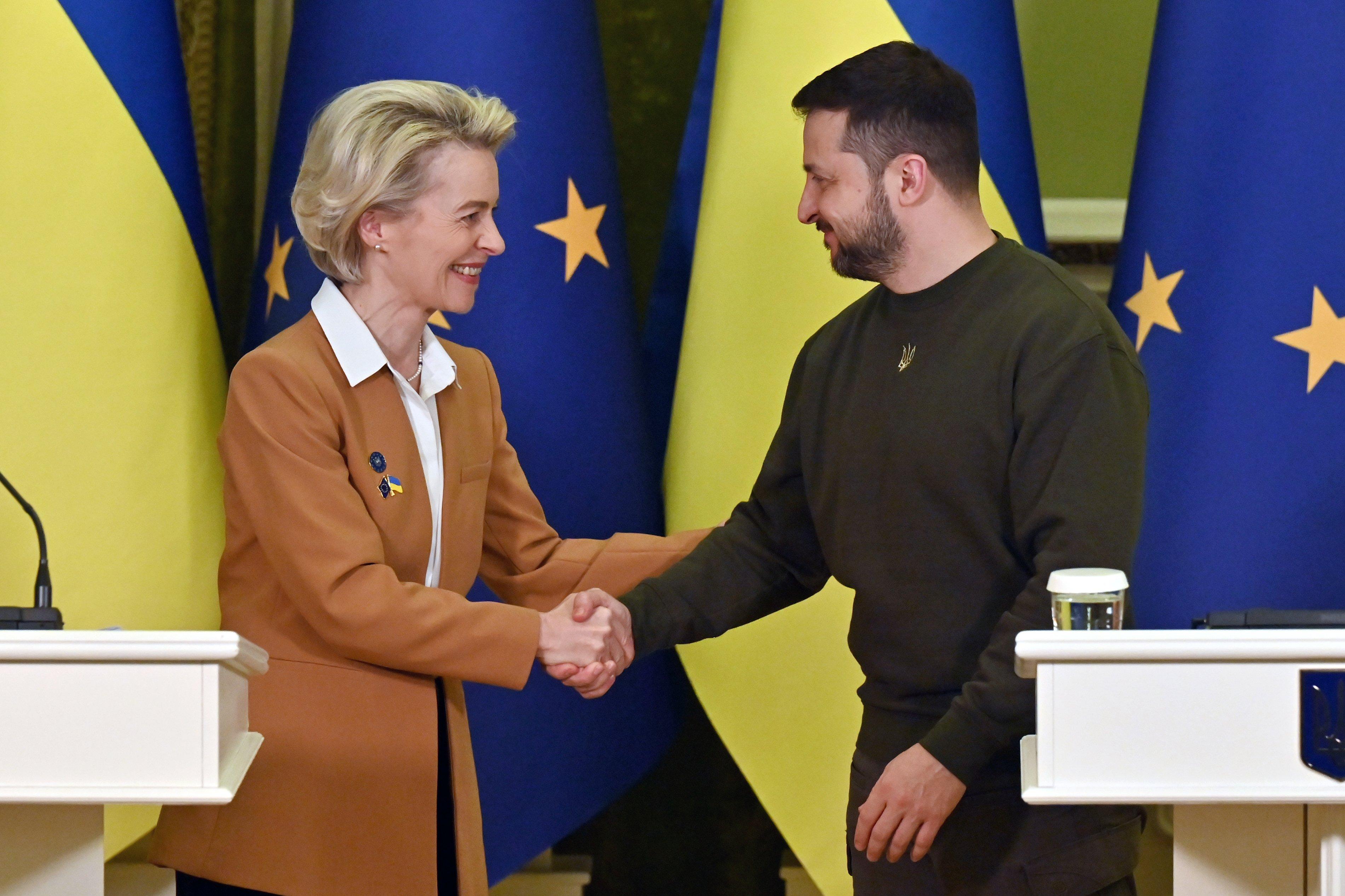 drobna blondynka (von der Leyen) ściska dłoń krępego bruneta z brodą (Zełenski)