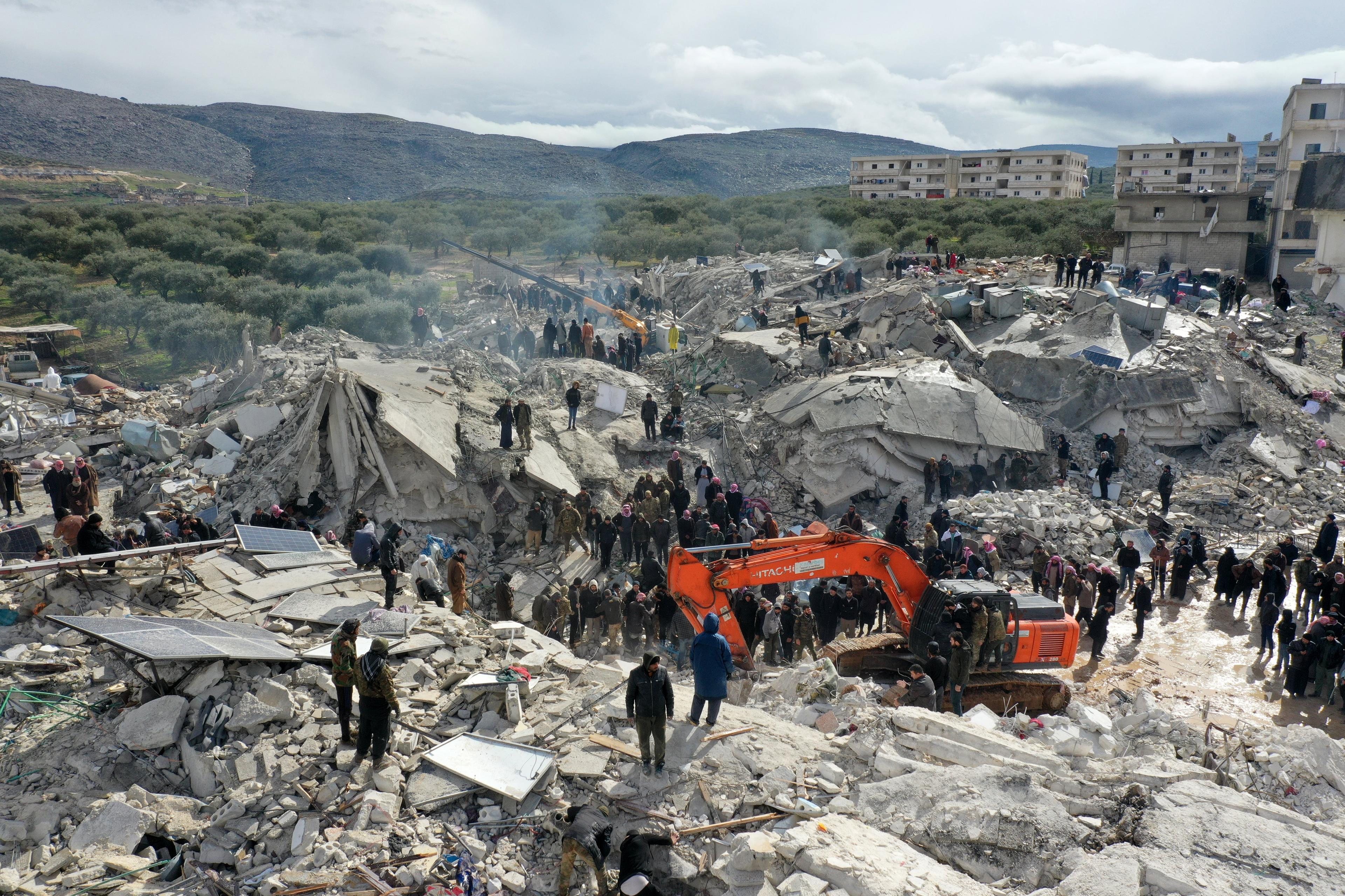 Widok z lotu ptaka na ruiny w wiosce Besnia w Syrii - to skutki trzęsienia ziemi w Turcji i Syrii.