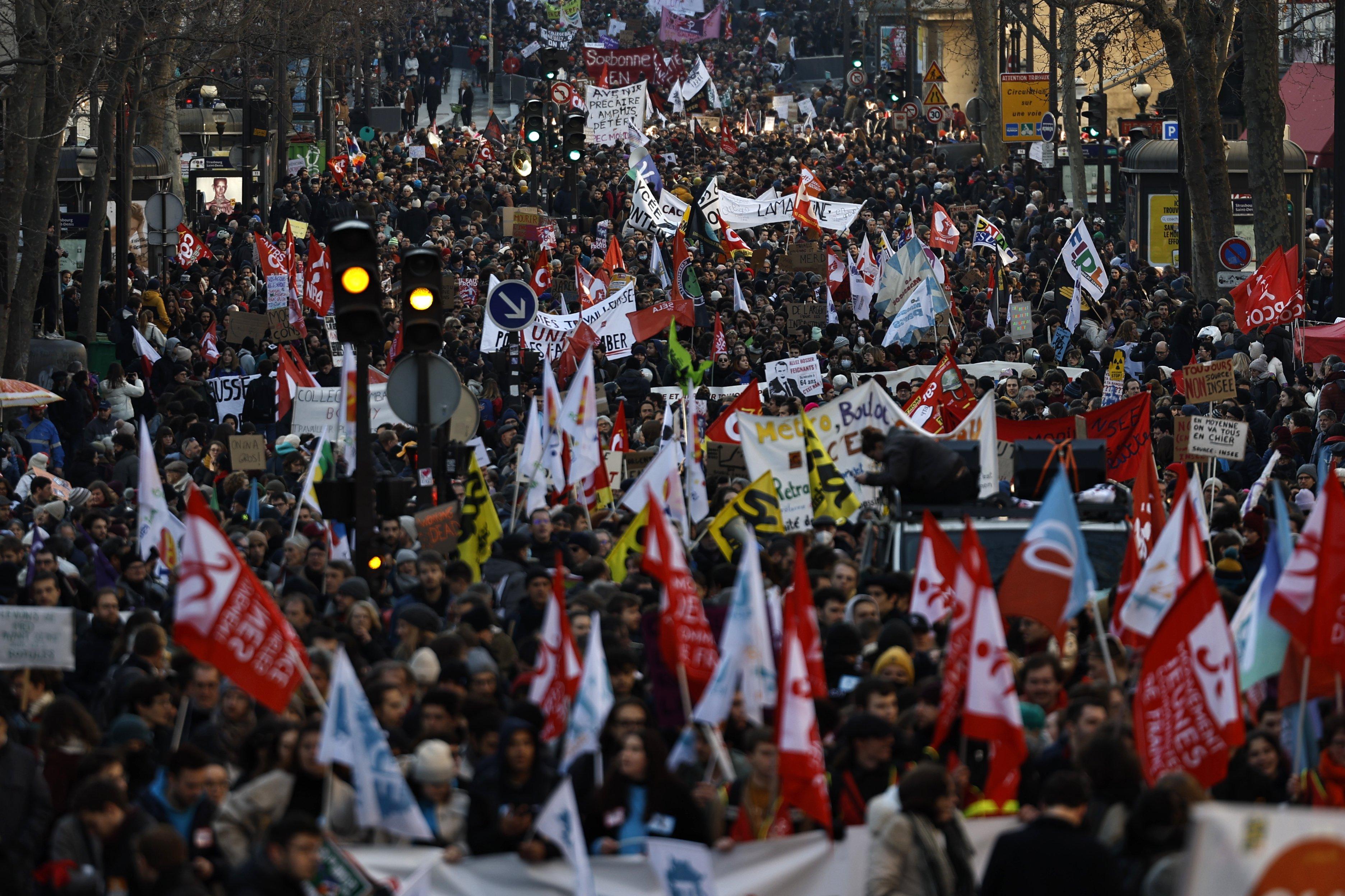 Protestujący machają flagami podczas demonstracji, w trzecim dniu ogólnokrajowych wieców przeciwko niepopularnej reformie emerytur. Paryż 7 lutego 2023 r.