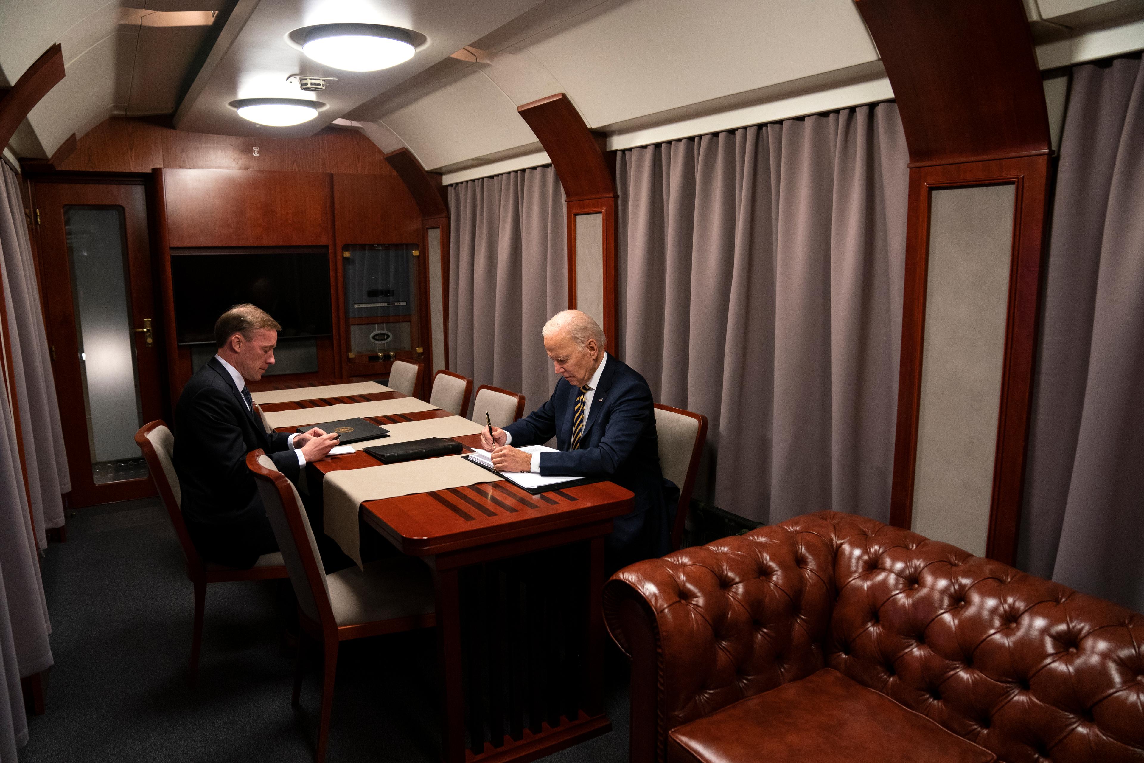 Joe Biden w przedziale salonowym w towarzystwie członka swojego sztabu