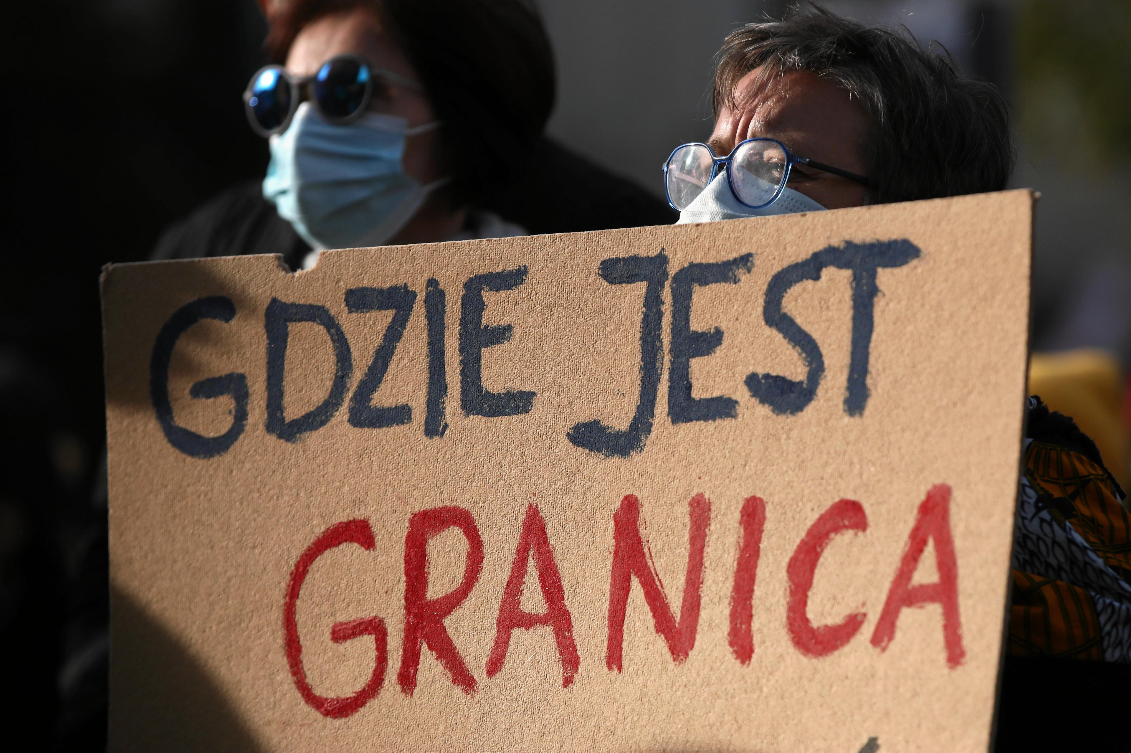 Na zdjęciu dwie kobiety na proteście trzymające transparent z hasłem "Gdzie jest granica".