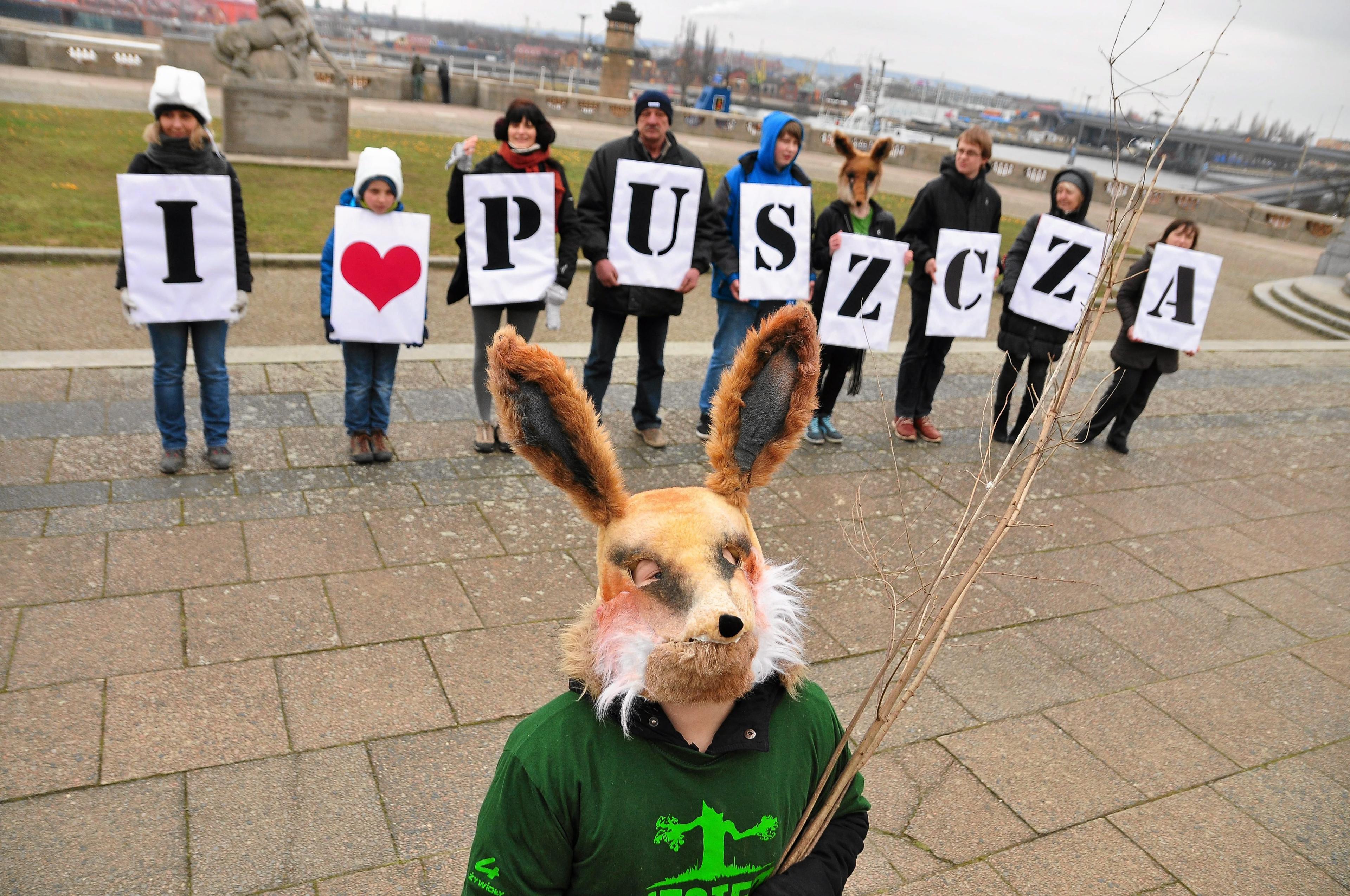 napis I love Puszcza ułożony podczas protestu w Szczecinie