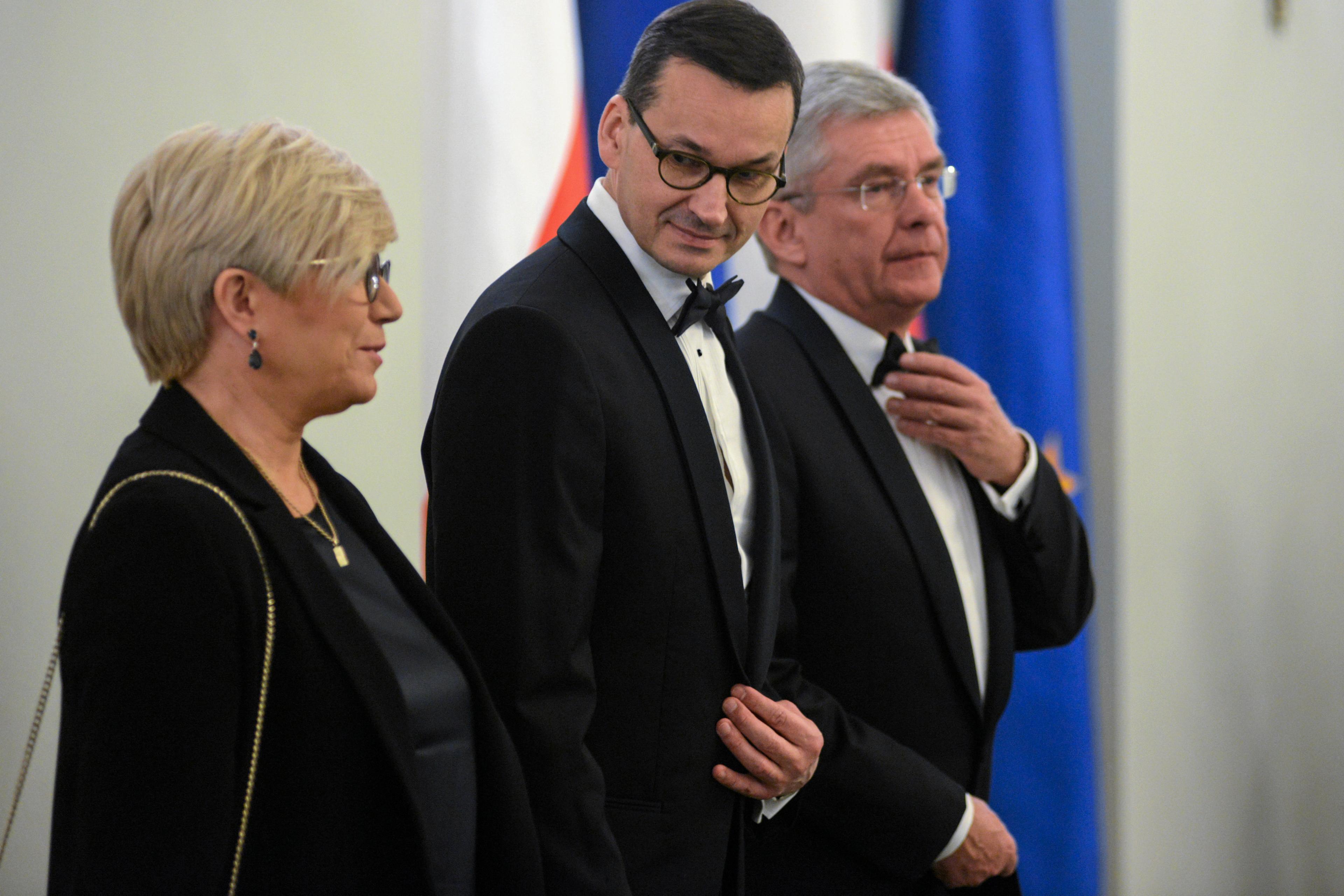 na zdjęciu prezes trybunału konstytucyjnego julia przyłębska w towarzystwie premiera mateusza morawieckiego