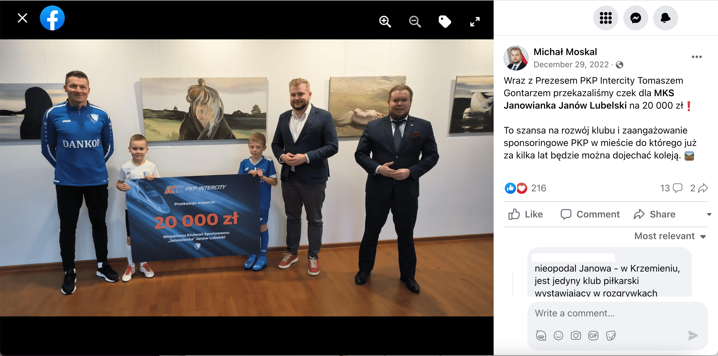 MIchał Moskal i Tomasz Gontarz przekazują czek klubowi sportowemu z Janowa Lubelskiego.